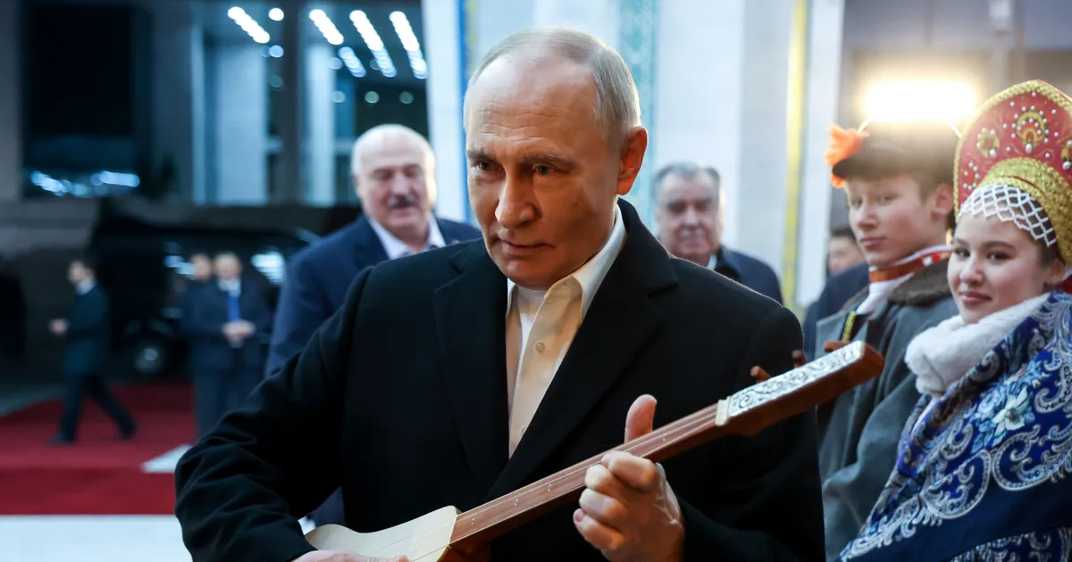 VIDEO ⟩ Vene diktaator Putin üritas Kõrgõzstanis pilli mängida: see on vist häälest ära