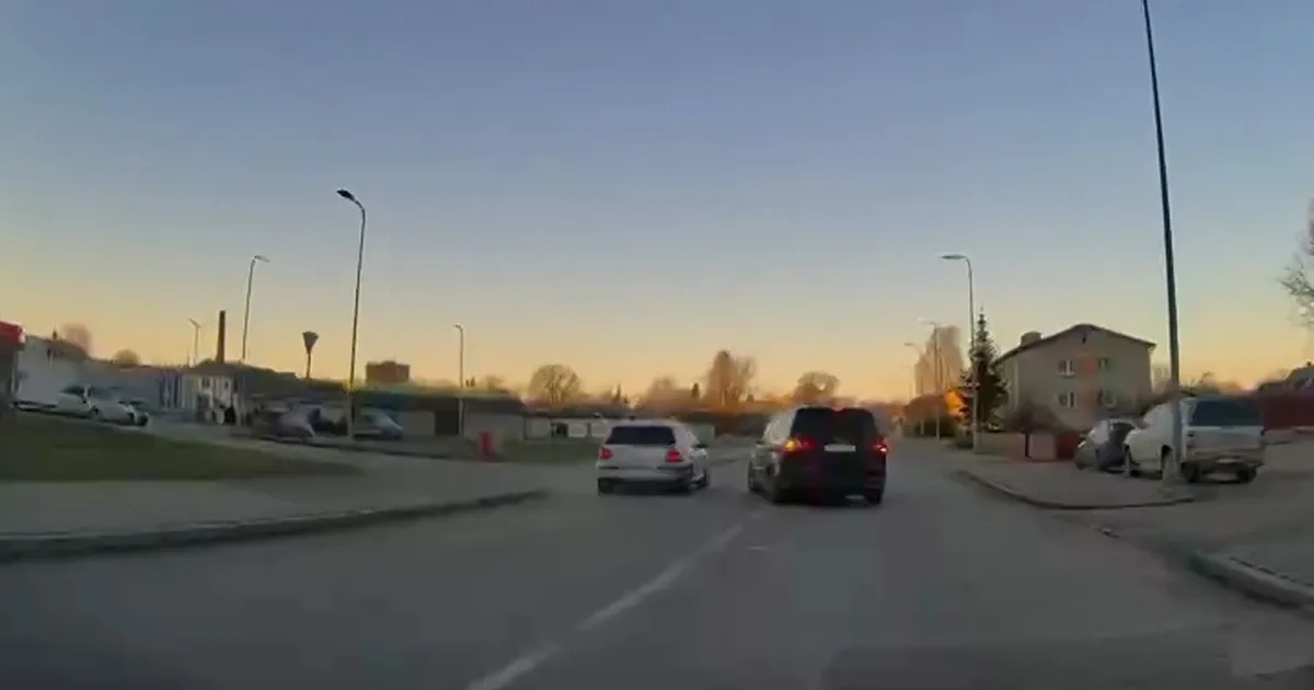 VIDEO ⟩ Ohtlik möödasõit oleks peaaegu viinud avariini, aga sama juht tegi seda uuesti