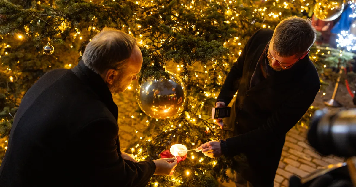 GALERII ⟩ Raekoja platsil süüdati esimene advendiküünal