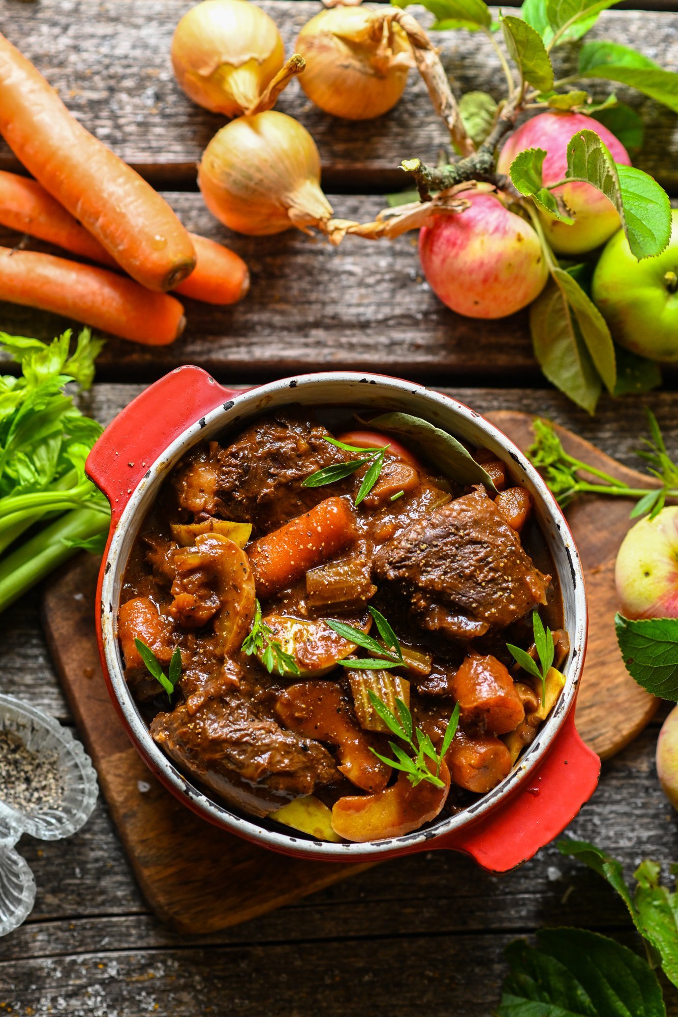 Mehine potitäis maitserikast lohutustoitu! Veisehautis tumeda õlle ja õuntega muutub seistes veelgi paremaks