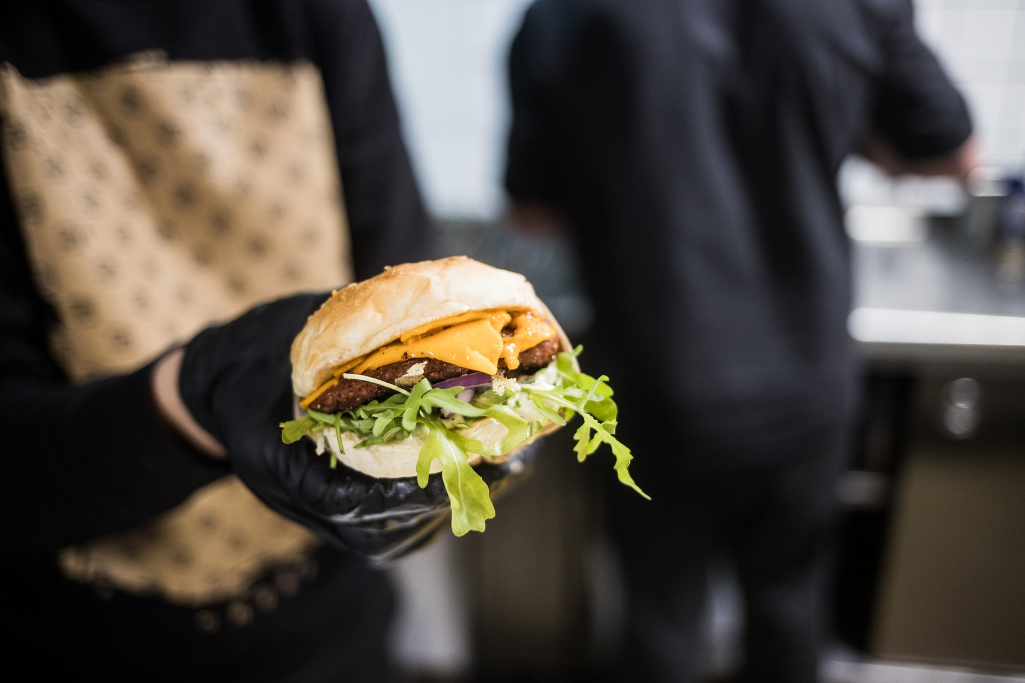 FAKTIKONTROLL | Kas noorel isamaalasel on õigus, et mitmes riigis pannakse lapsevanemad lihavaba dieedi pakkumise eest vangi?