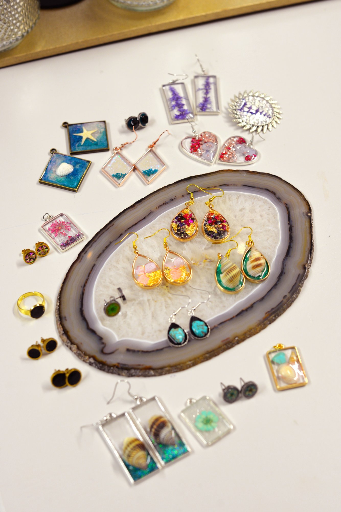 ÕPETUS | Läbipaistvast UV-vaigust saab valmistada omanäolisi ehteid