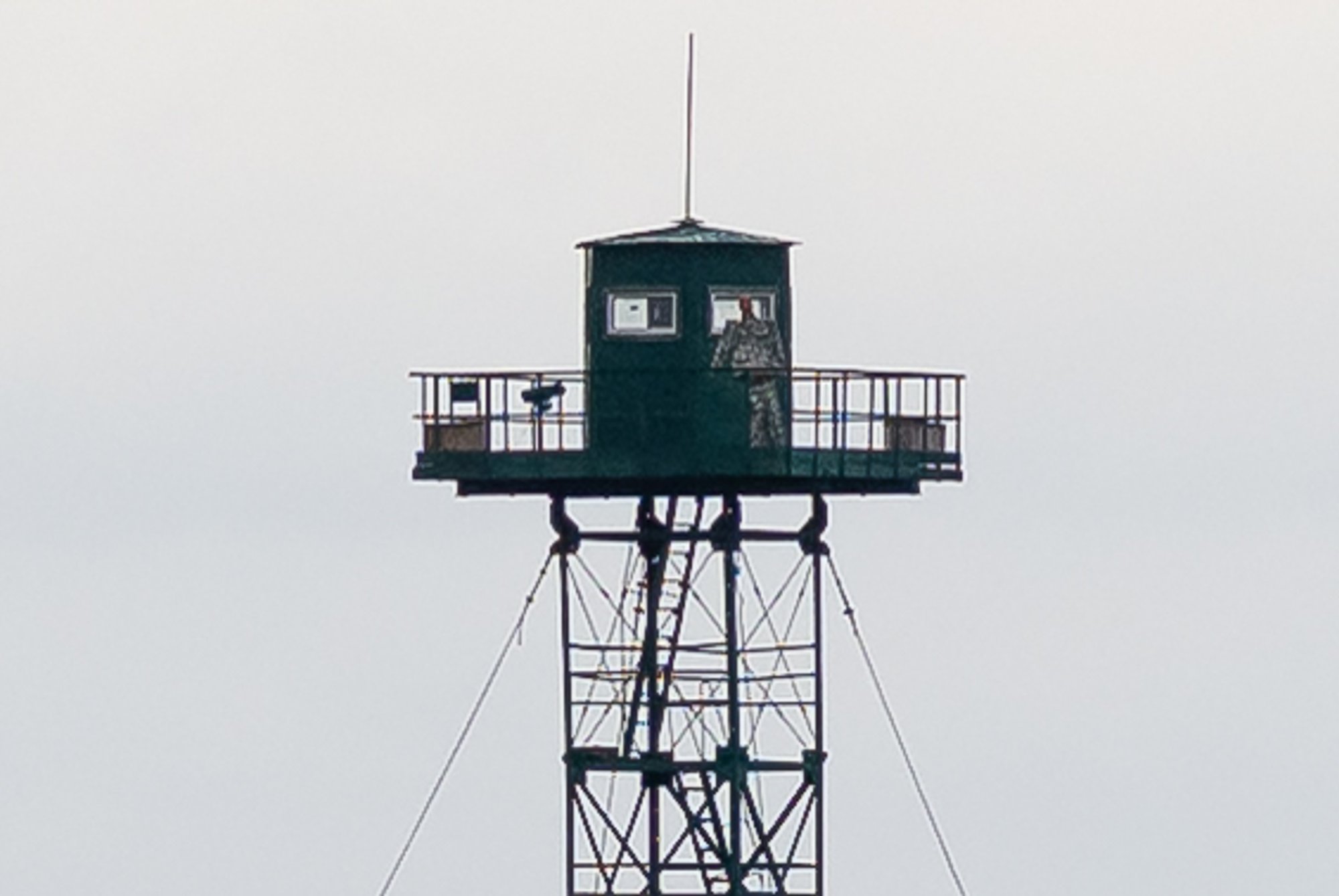 FOTOD | Fotograaf tabas piiril kentsaka stseeni: Vene vaatetorni valvas topis