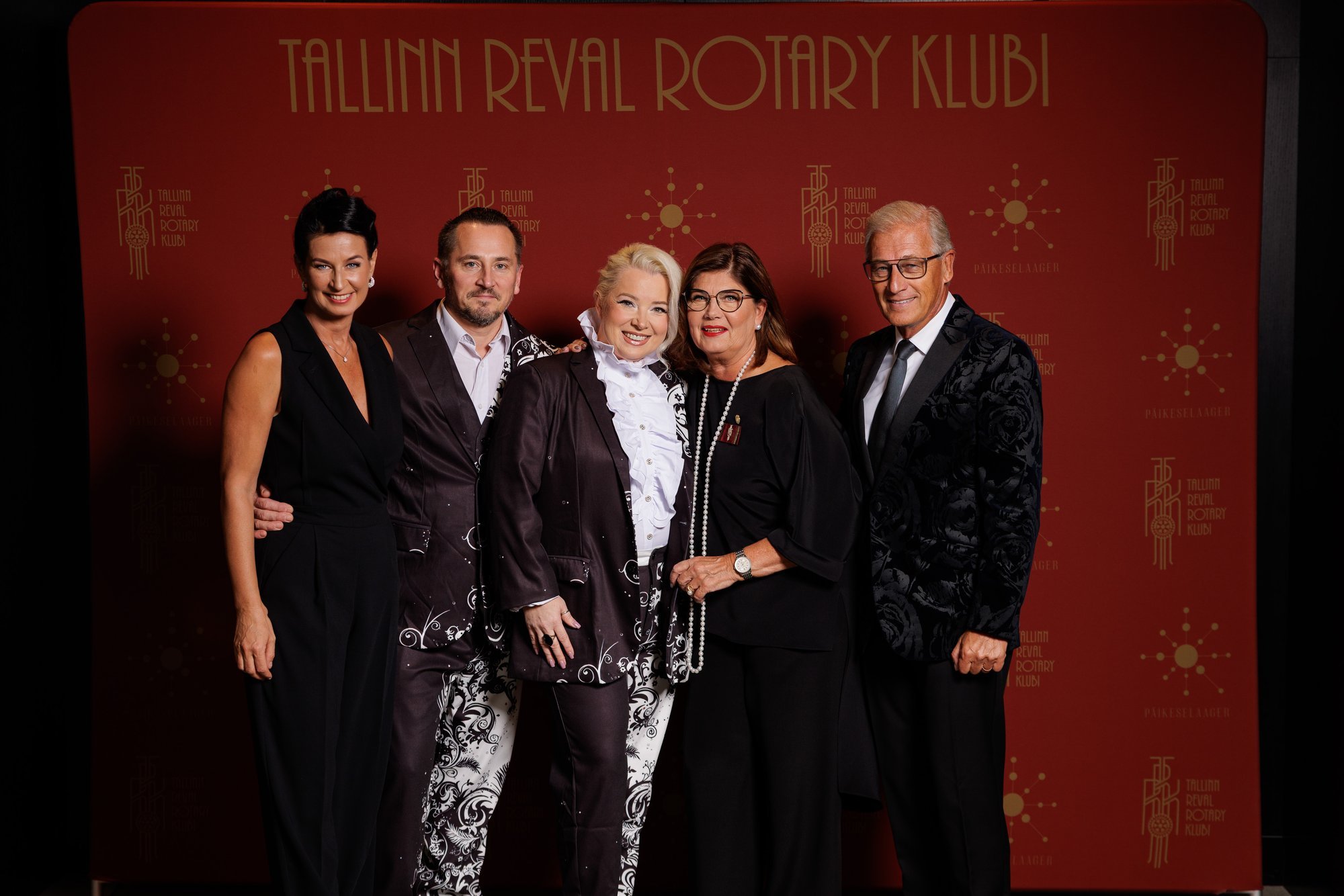 FOTOD | Heategevuslikku Päikesegalat väisasid mitmed prominendid. Oksjonil olid ka Ivo Linna ja Arvo Pärdiga seotud esemed