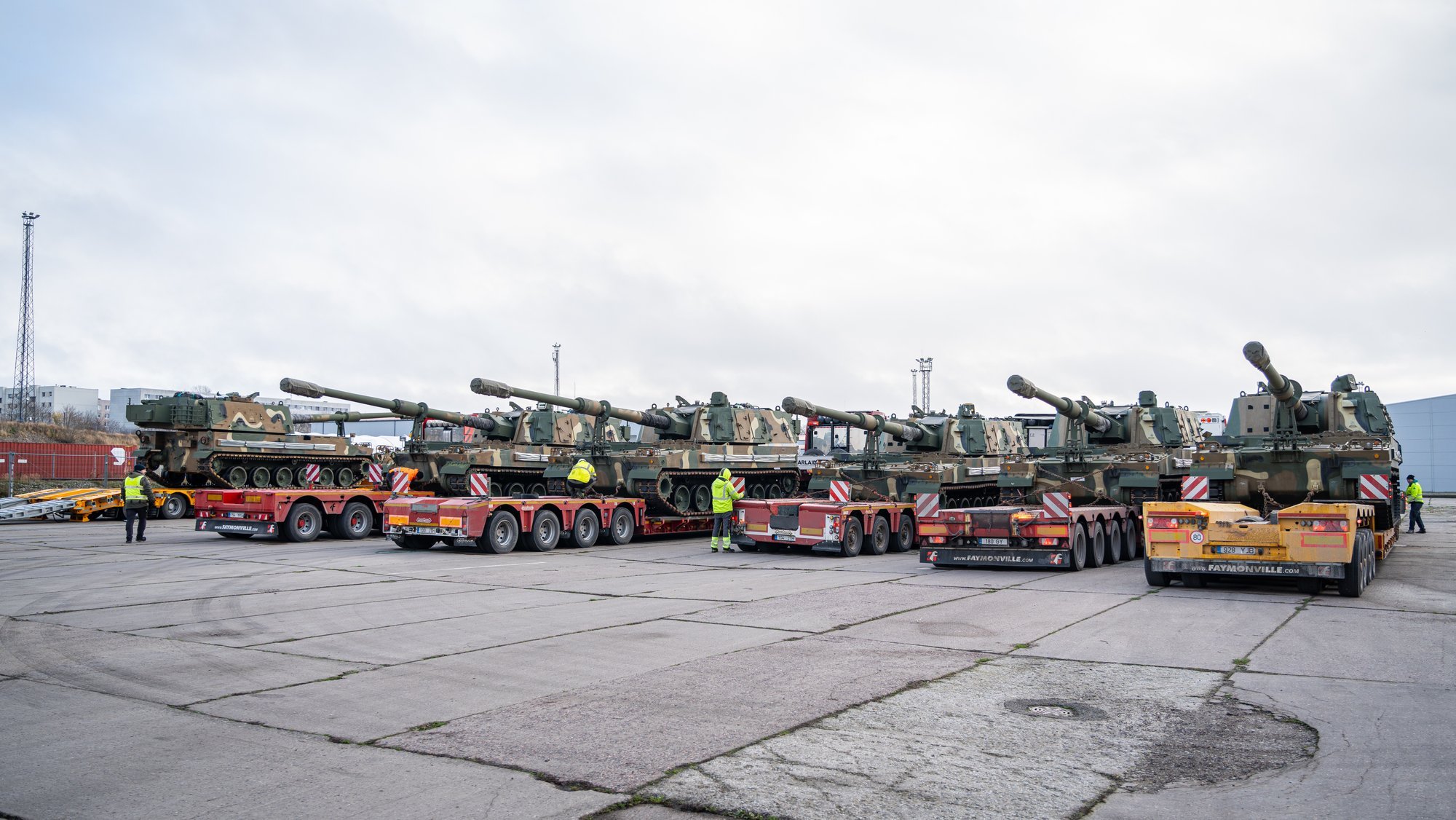 FOTOD | Eestisse jõudis kuus uut K9 liikursuurtükki