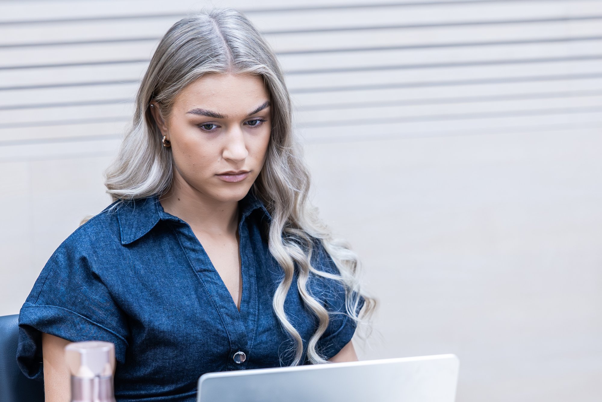 VIDEO | Kelly Sildaru kihutas Balil rolleriga, ühes käes telefon ja teises surfilaud