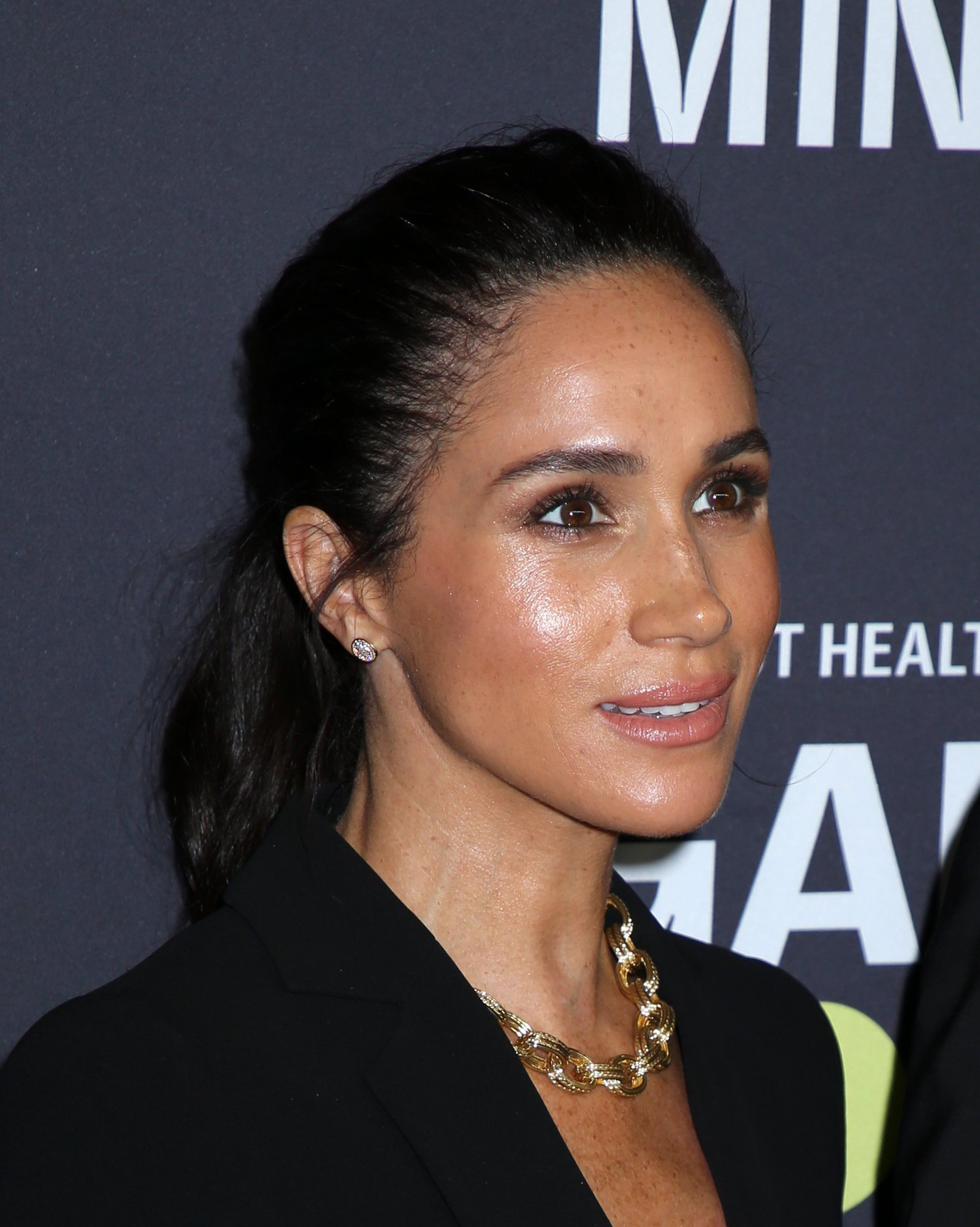 FOTOD | Julge naine! Meghan poseerib ajakirja kaanel ilma meigita