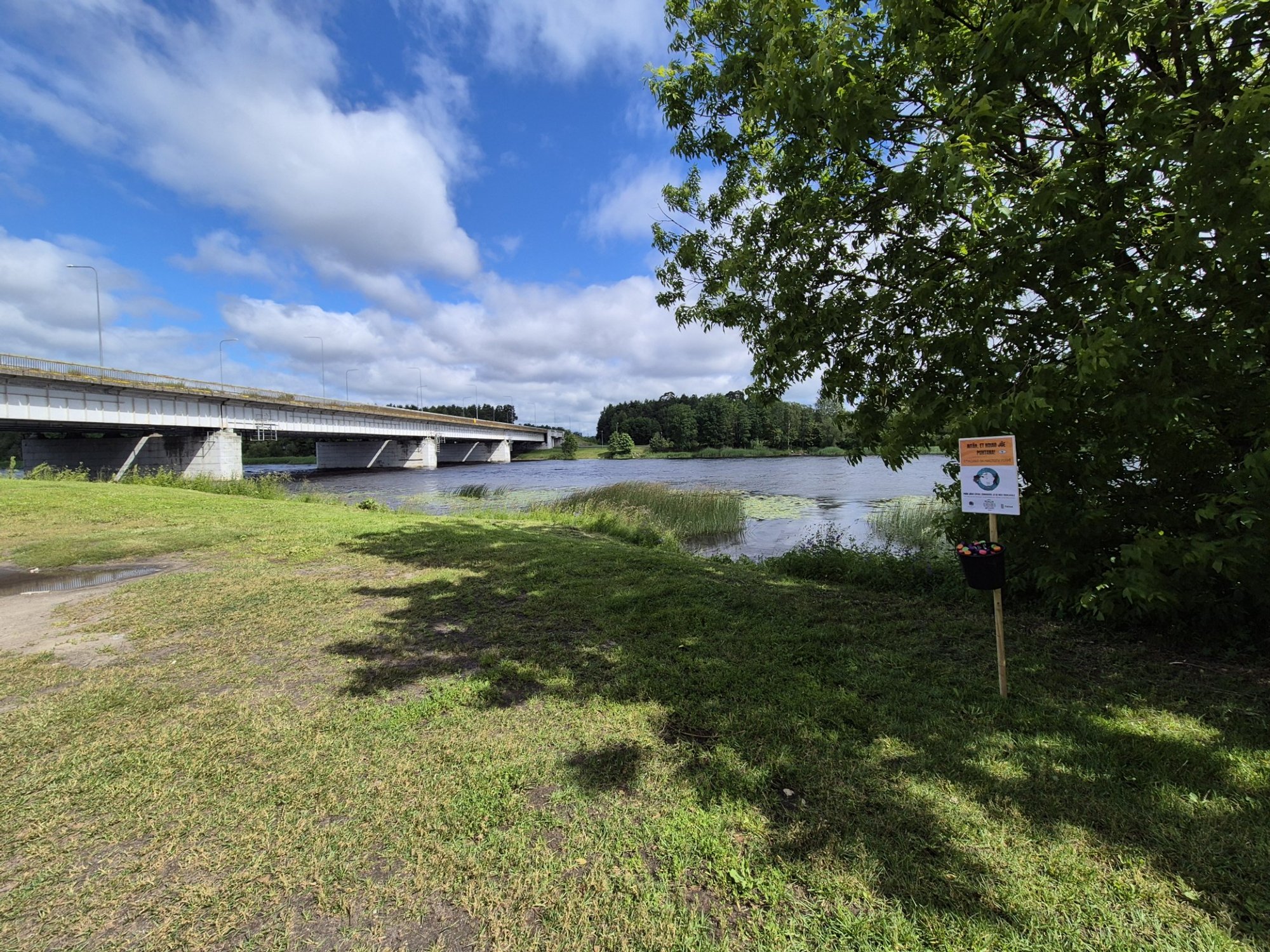 Suitsukonid ja plastpakendid: Pärnu ja Harjumaa jõekaldad on prügist tulvil