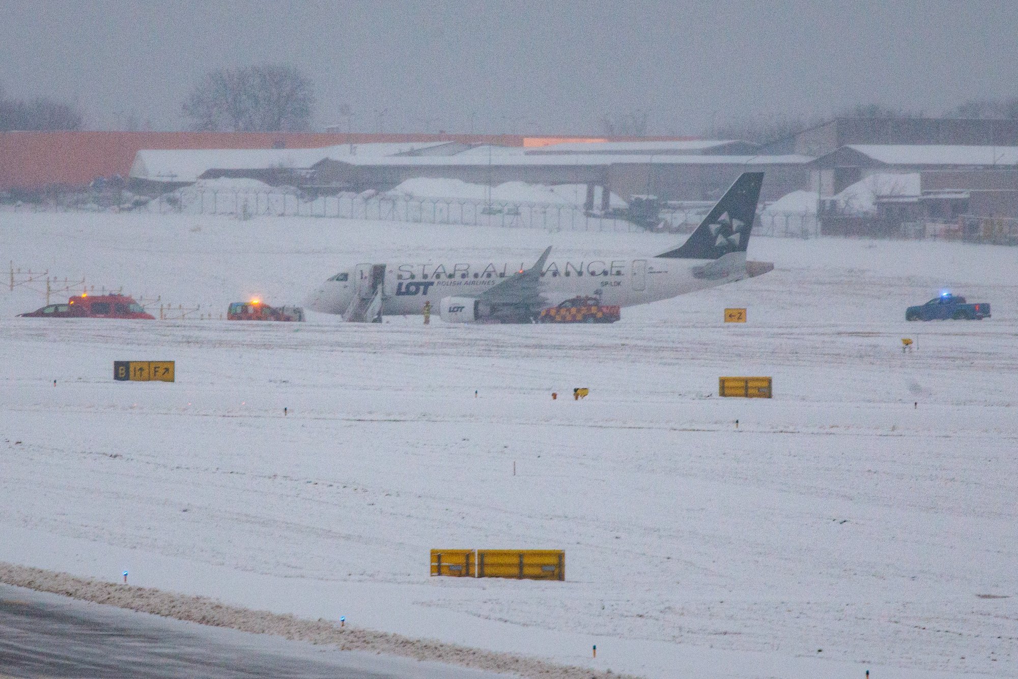 VIDEO | Vilniuse lennuväljal sõitis reisilennuk maandumisrajalt välja