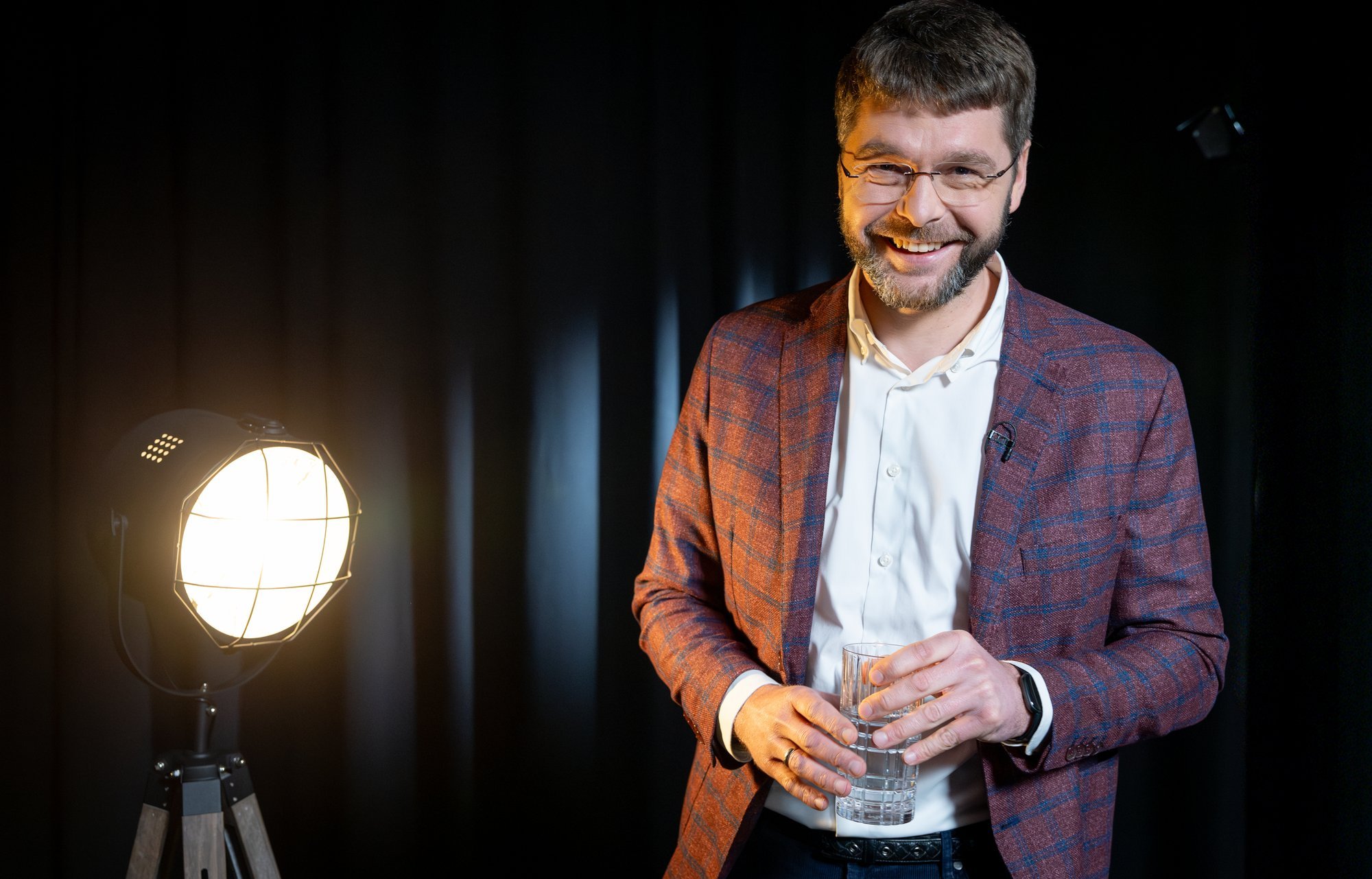 VIDEO | Jevgeni Ossinovskit tabab taltsutamatu naeruhoog