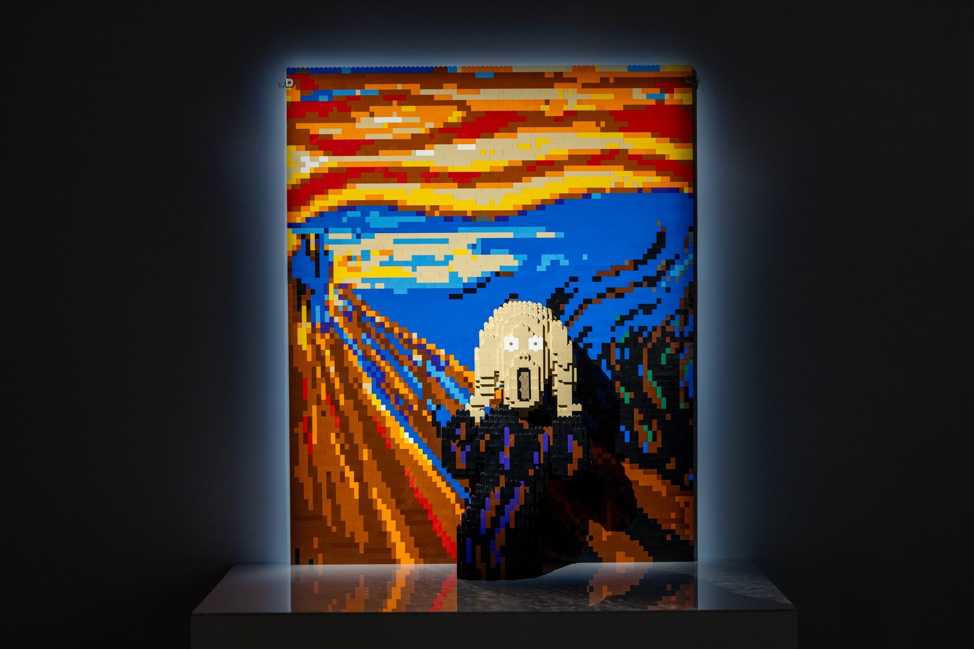 FOTOD | Maailmas laineid lööv klotsinäitus jõudis Tallinna