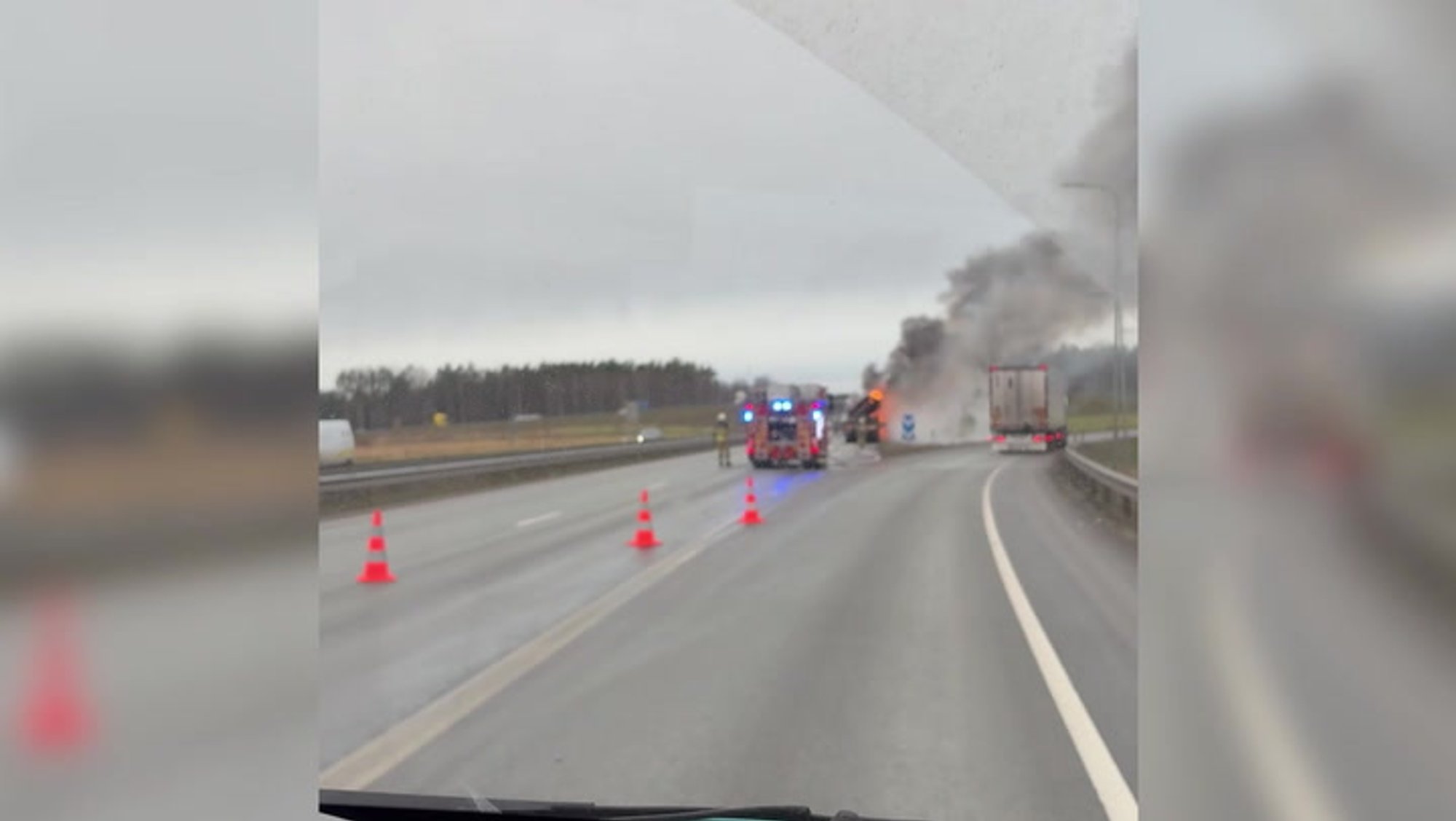 VIDEO | Saku vallas Tallinna ringteel põleb veok, üks sõidusuund on suletud