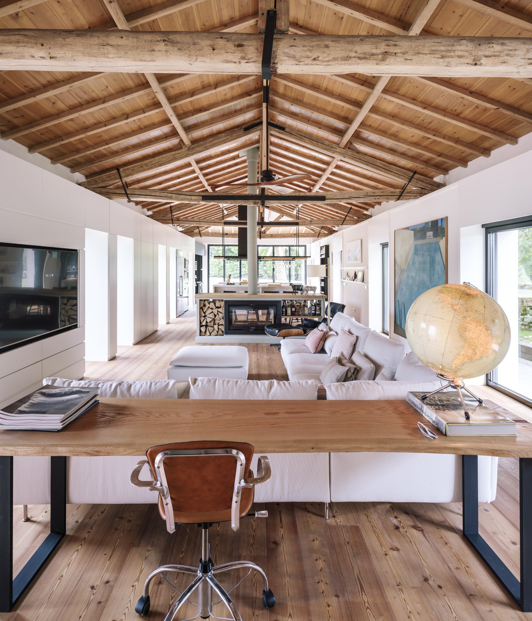 FOTOD | Hubane kodu vanas tallis võlub puidu ja avarusega