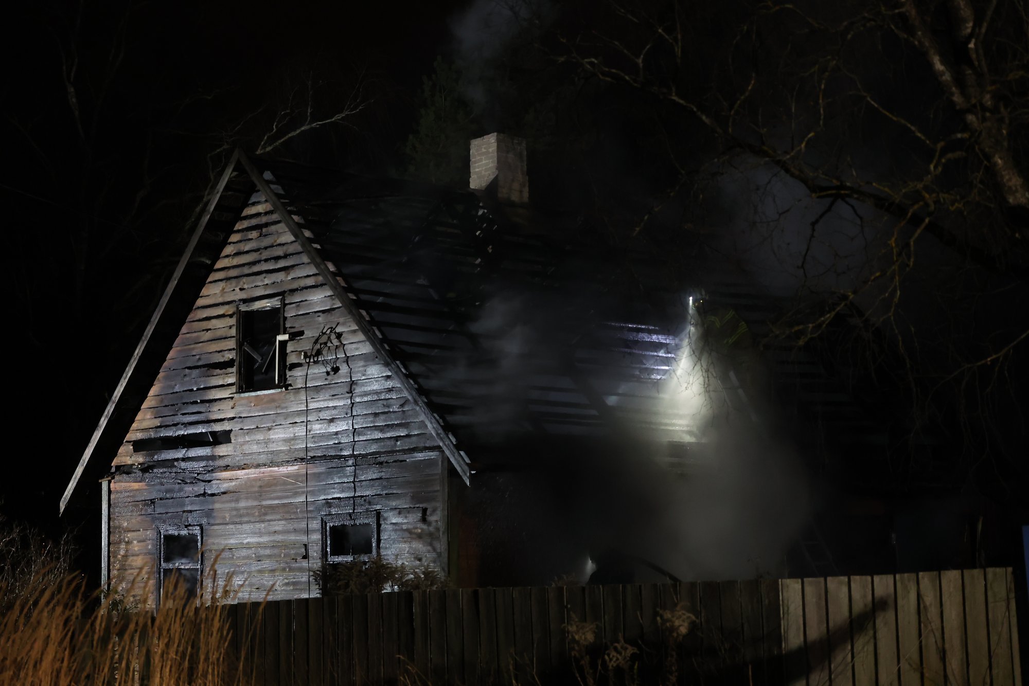 VIDEO ja FOTOD | Tartus põles lausleekides maja kõrvalhoone, keegi viga ei saanud