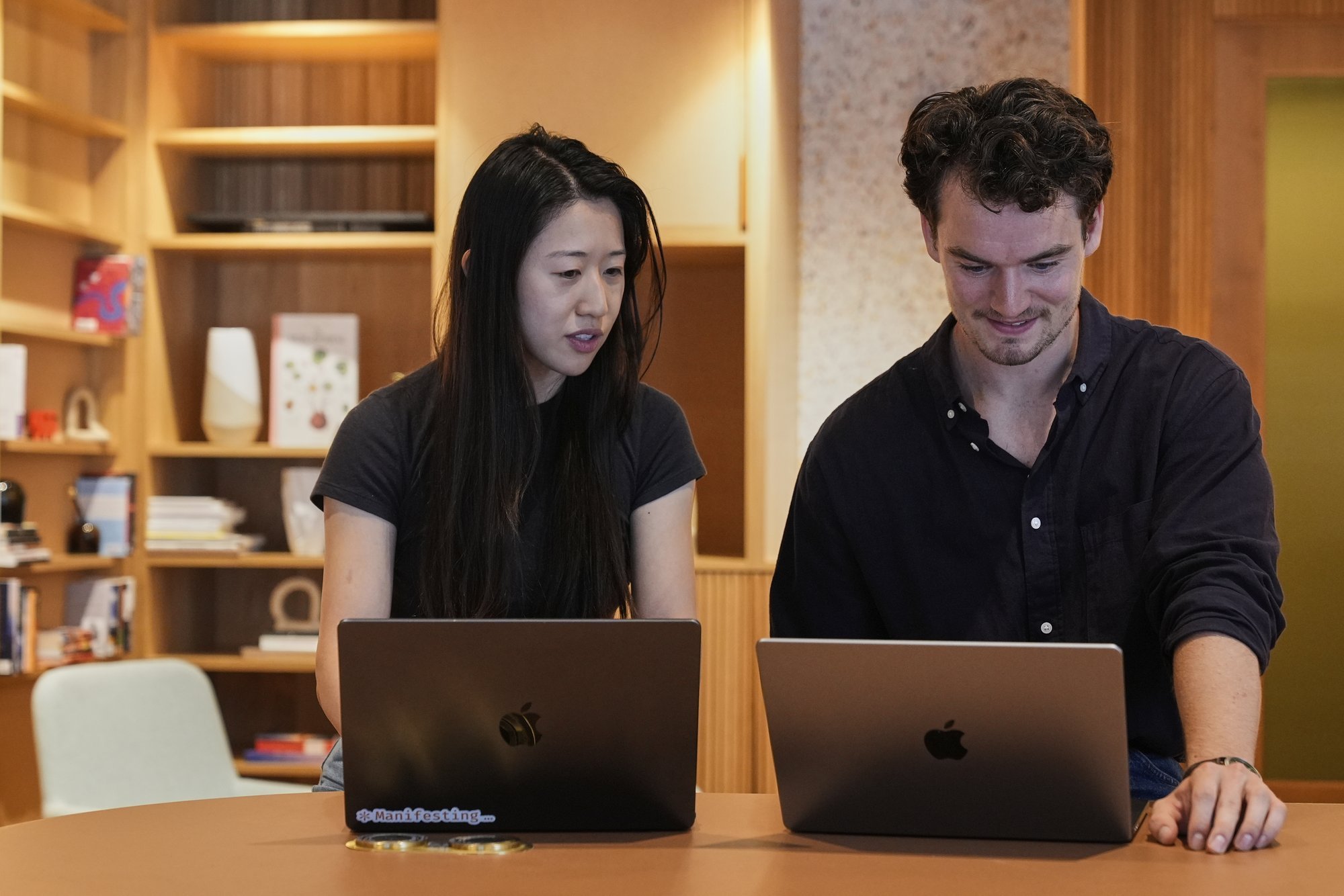 Collinsi sõnaraamat valis „vaibkodeerimise“ 2025. aasta sõnaks