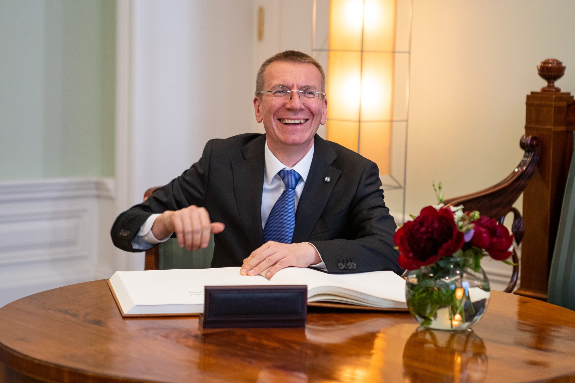 Läti presidenti Edgars Rinkēvičs meenutas, et teda peeti röövliks: teenindaja tormas raha peitma