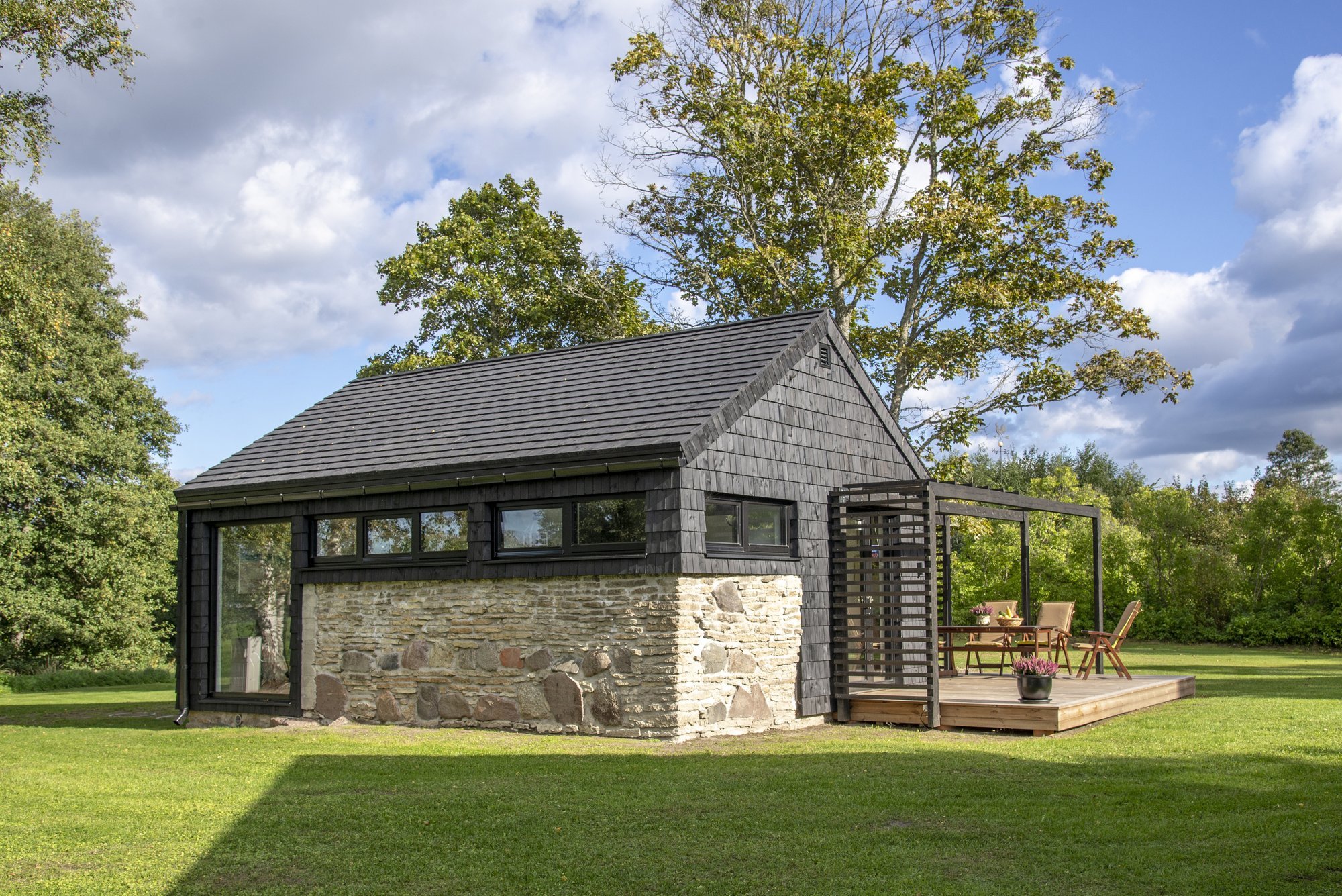 Lääne-Virumaa talus ehitati vana aida paekivist vundamendile uhke abihoone