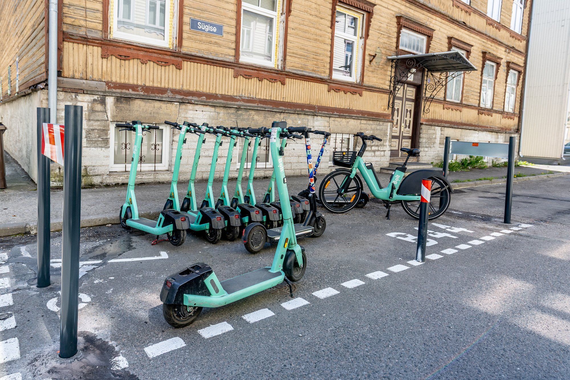 VIDEOEKSPERIMENT | Slovakkia kehtestas kõnniteedele kiiruspiirangu. Kas nii aeglaselt on üldse mõtet liikuda?