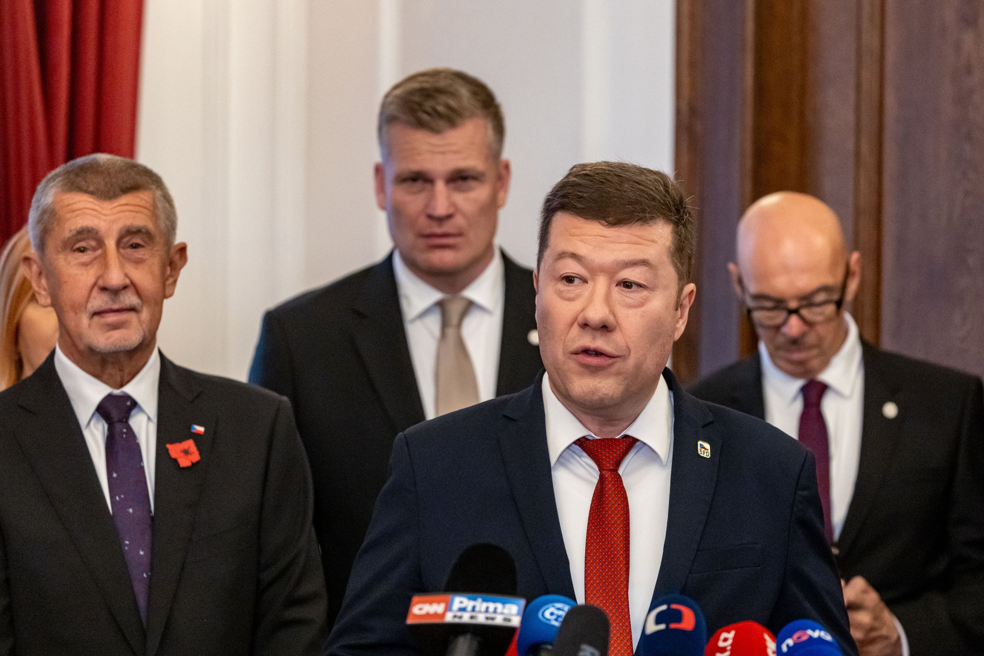 Tšehhi parlamendi uus paremäärmuslasest esimees võttis esimese asjana maha Ukraina lipu