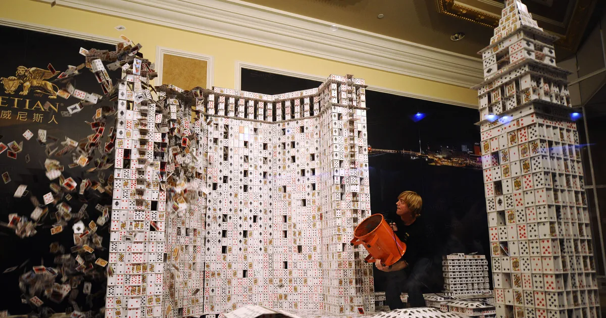 TÄNA AJALOOS ⟩ USA trikikunstnik ehitas ulmeliselt kõrge kaardimaja