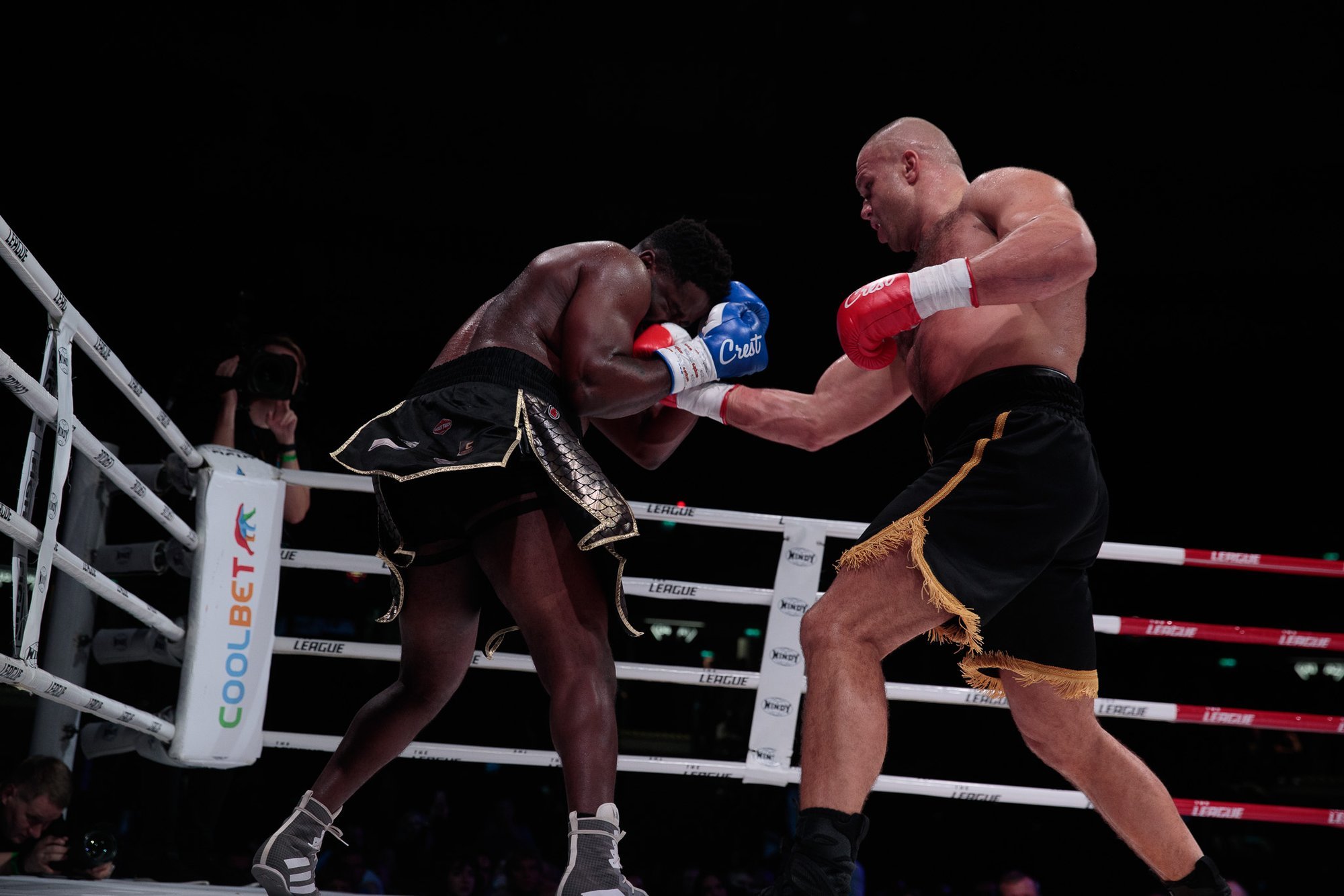 DELFI VIDEO | „Elektrikatkestuse“ üle elanud Uku Jürjendal alustas profipoksi karjääri võidukalt. „Ilmselt on mõlema käe nukid pooleks“