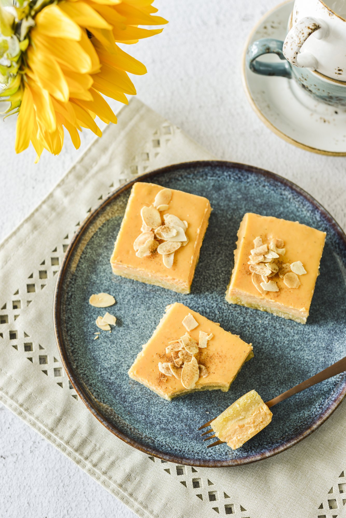 Petab ära! Nii kreemine kui juustukook, aga tegelikult hoopis üllatusi täis bataadirohke plaadikook mandlipõhjal