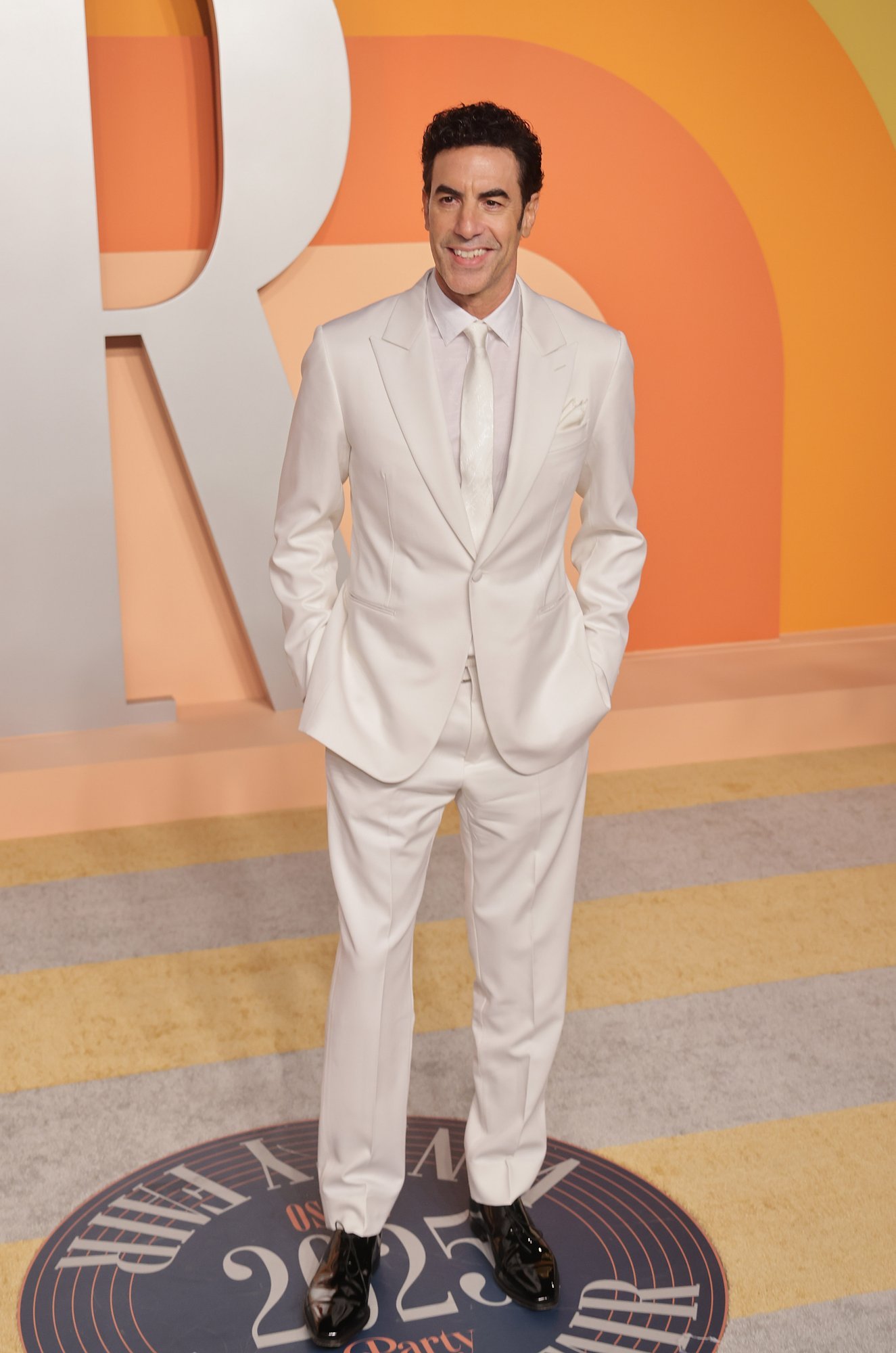 FOTOD | Abielu lahutanud Sacha Baron Cohen naudib vallaliselu erinevate kaunitaride seltsis. Eksabikaasa nutab üksinda kodus