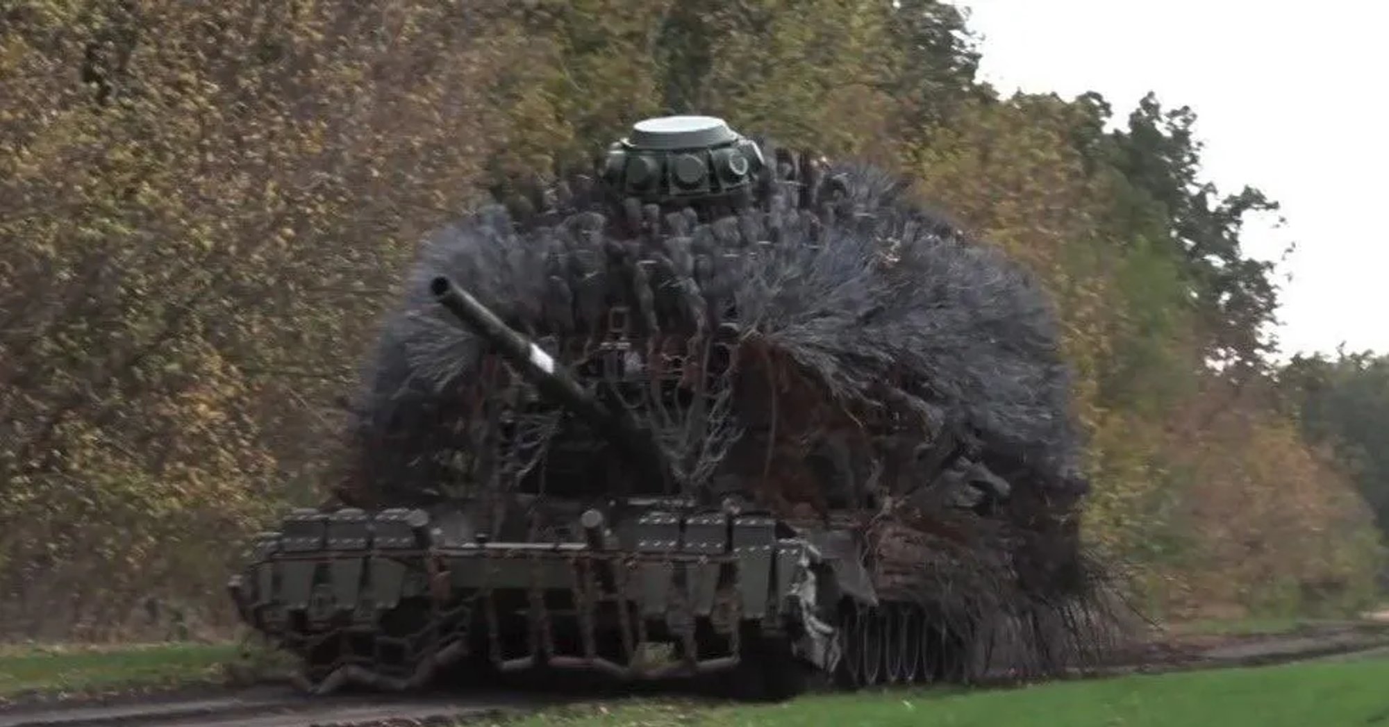 VIDEO | Vene tankid on mängus tagasi. „Kempsuharjade“ üle naerdakse, kuid need töötavad üllatavalt hästi