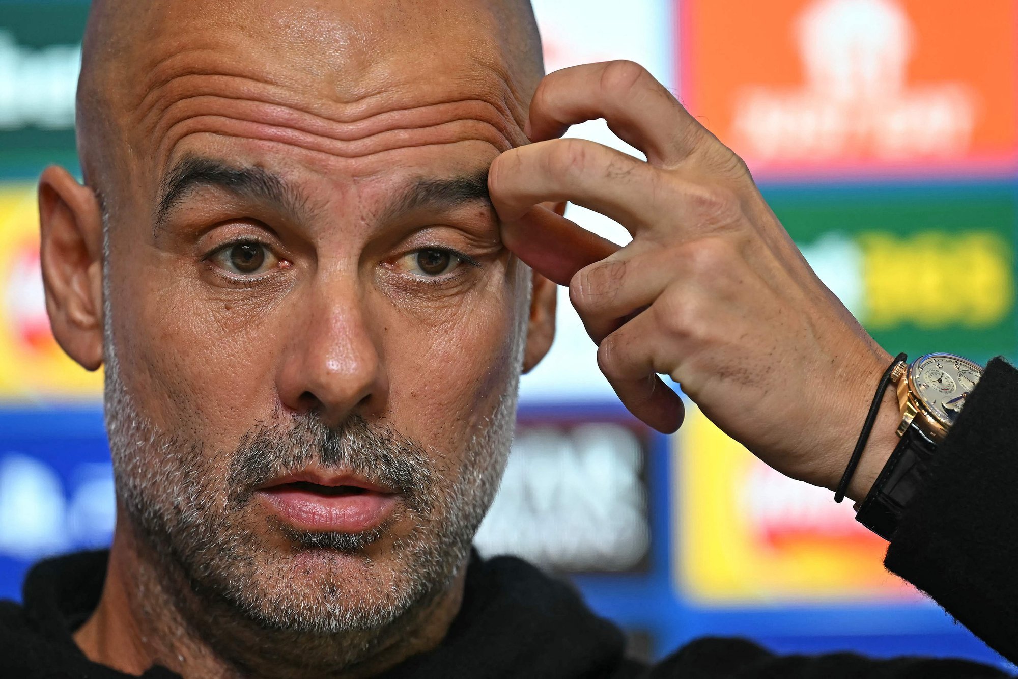 Kaameramehel kõrvaklapi peast kiskunud Guardiola palus vabandust: mul on piinlik