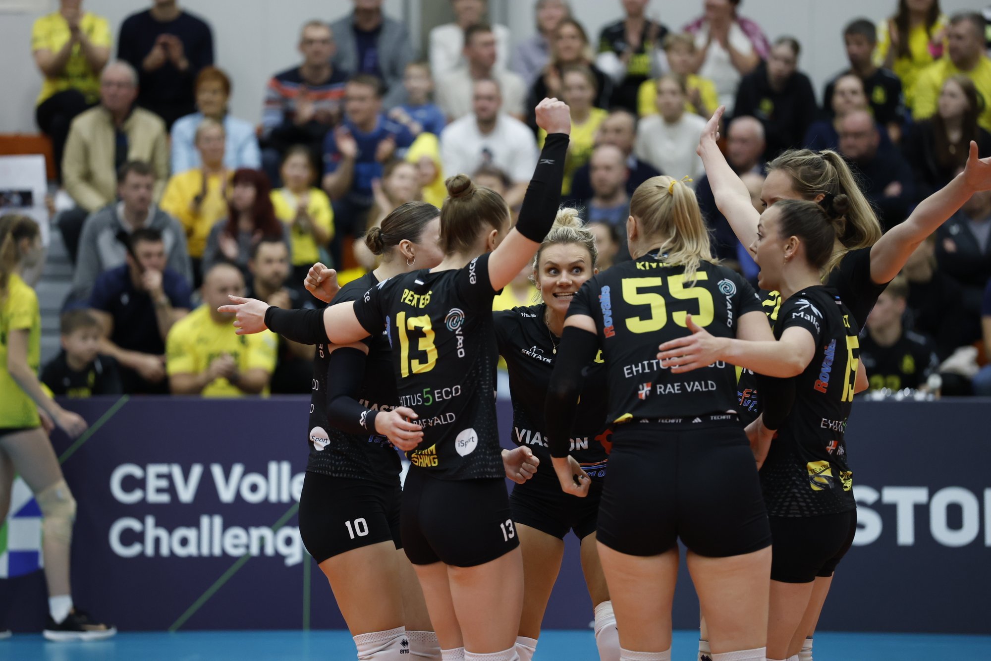 FOTOD | Rae võrkpallinaiskond võitis ajaloolise esimese euromängu Jüri spordihoone täismaja ees 3:0