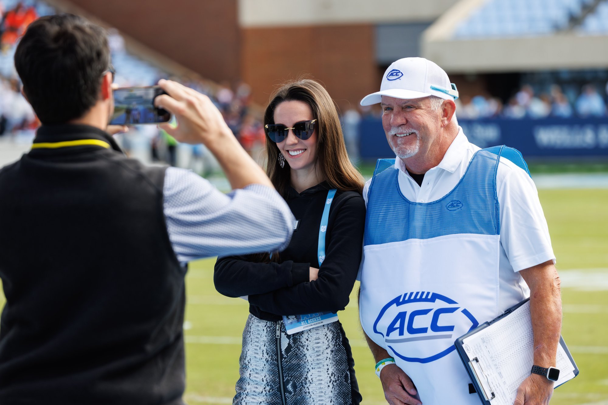 Kuulsa USA treeneri suhe endast 49 aastat noorema näitsikuga pälvib pahameelt