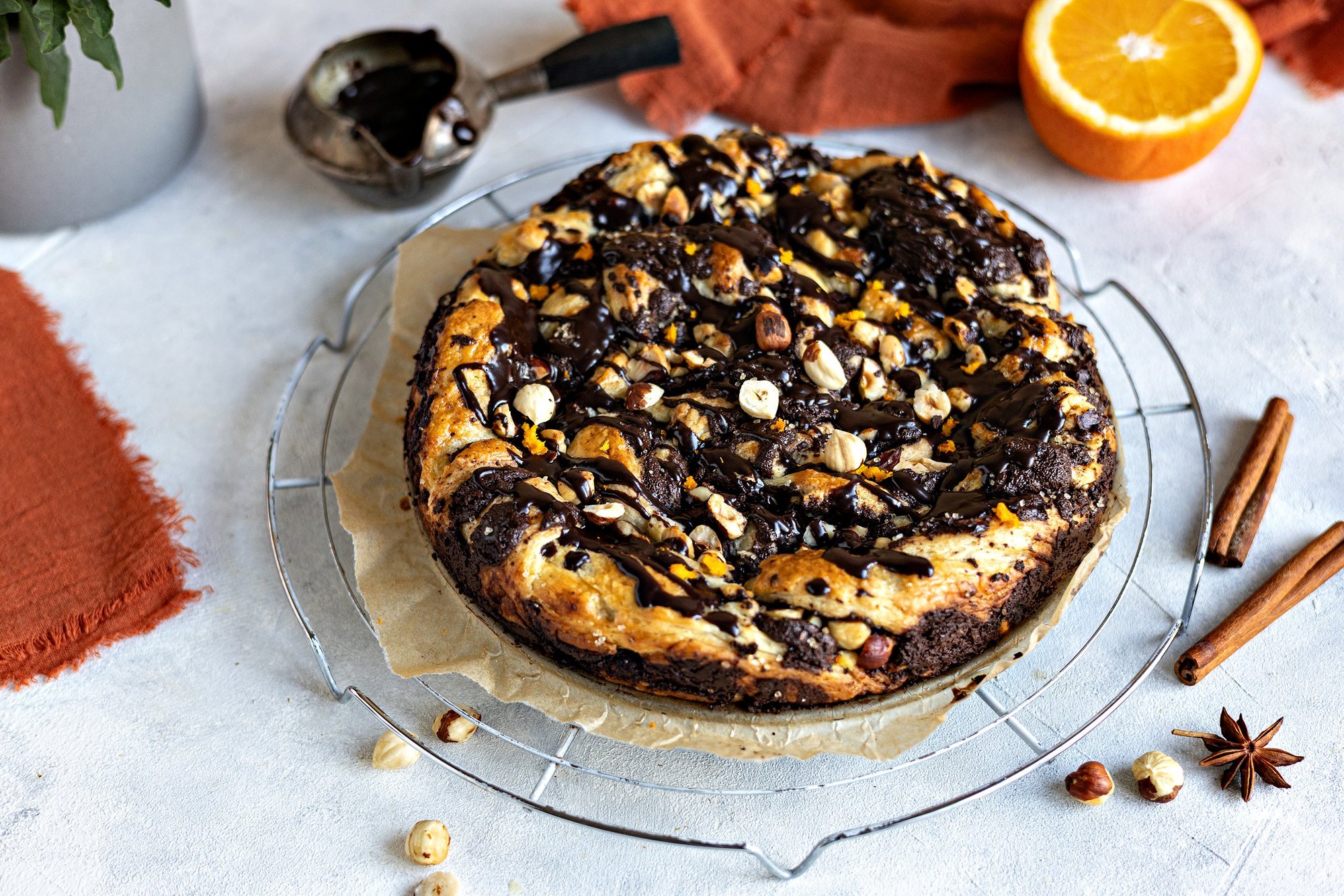 RETSEPT | Luksuslik kringel, kus tume šokolaad ja värske apelsin moodustavad täiusliku harmoonia: šokolaadi-apelsinikringel pärmi-lehttainast