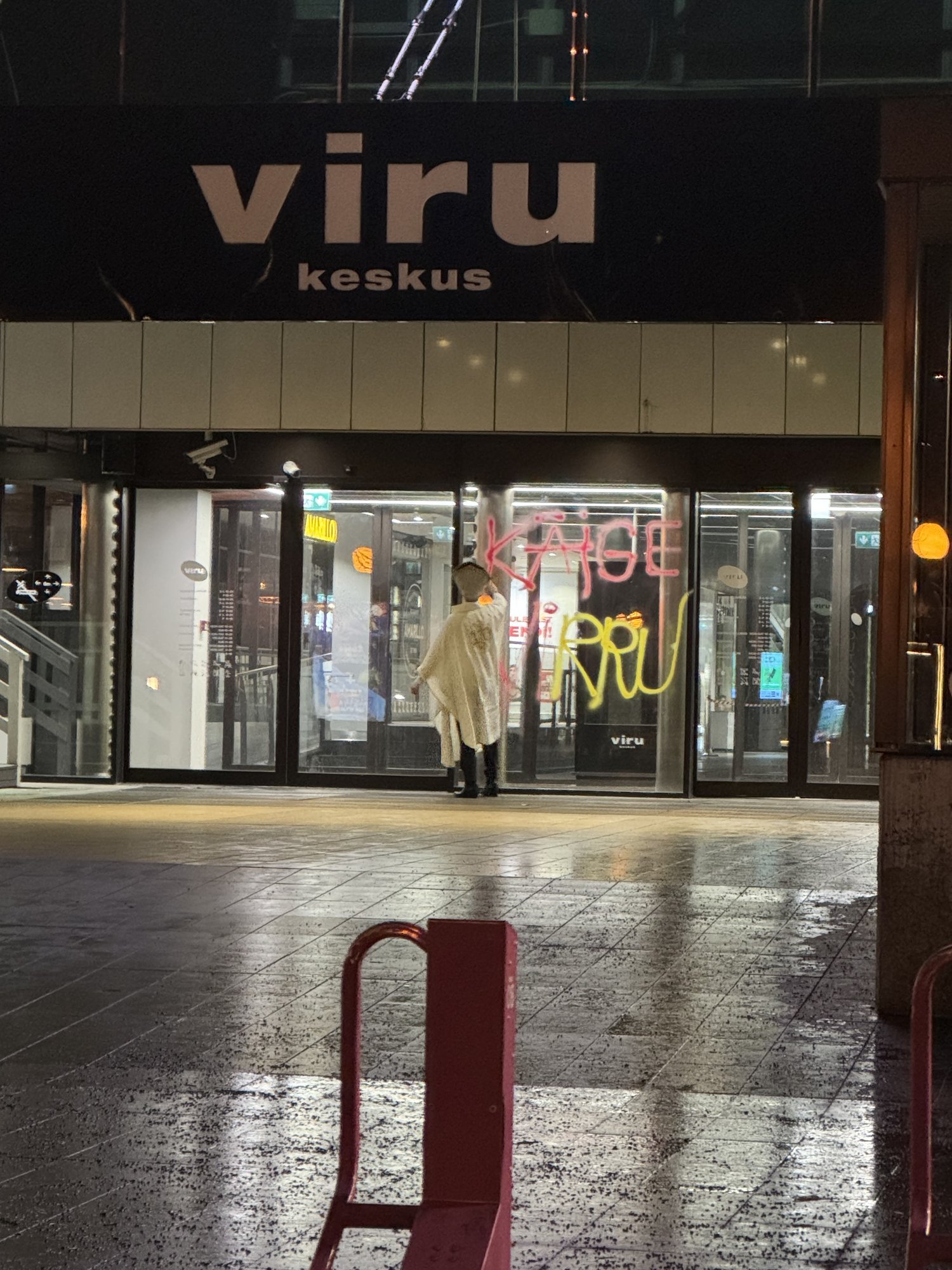 VIDEO JA FOTOD | Paavstiks riietunud isik tegi öösel grafiti Tallinna ostumeka uksele. Viru keskus: teiste vara sodimine ei ole tolereeritav