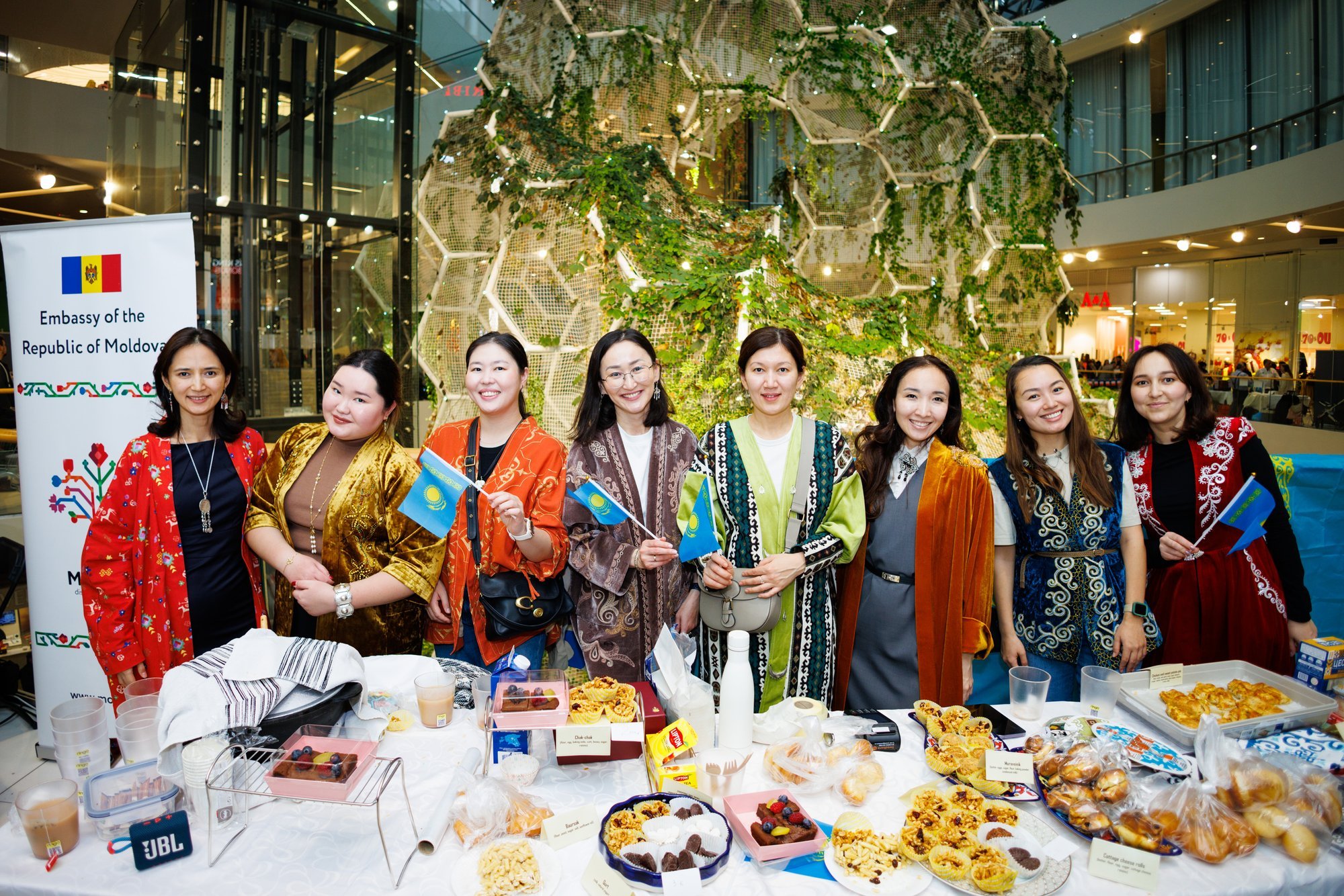 FOTOD | Rahvusvaheline jõulubasaar tõi T1 keskusesse kokku värvika seltskonna 20 riigist