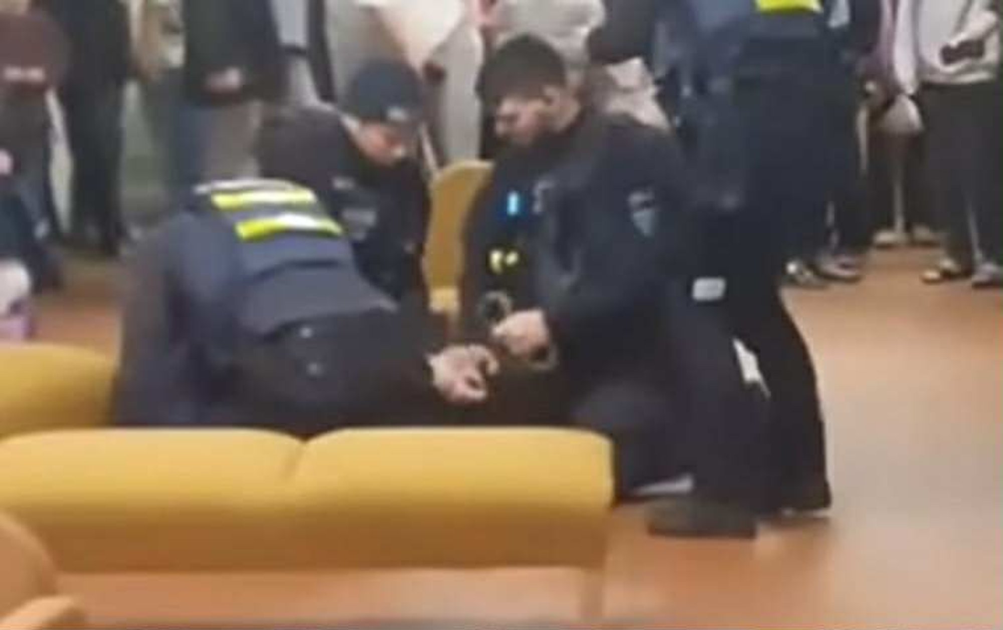 Narvas laamendas narkojoobes mees autode kallal ja tungis koolimajja. Direktor: koolipsühholoog käib klassides ringi ja räägib lastega