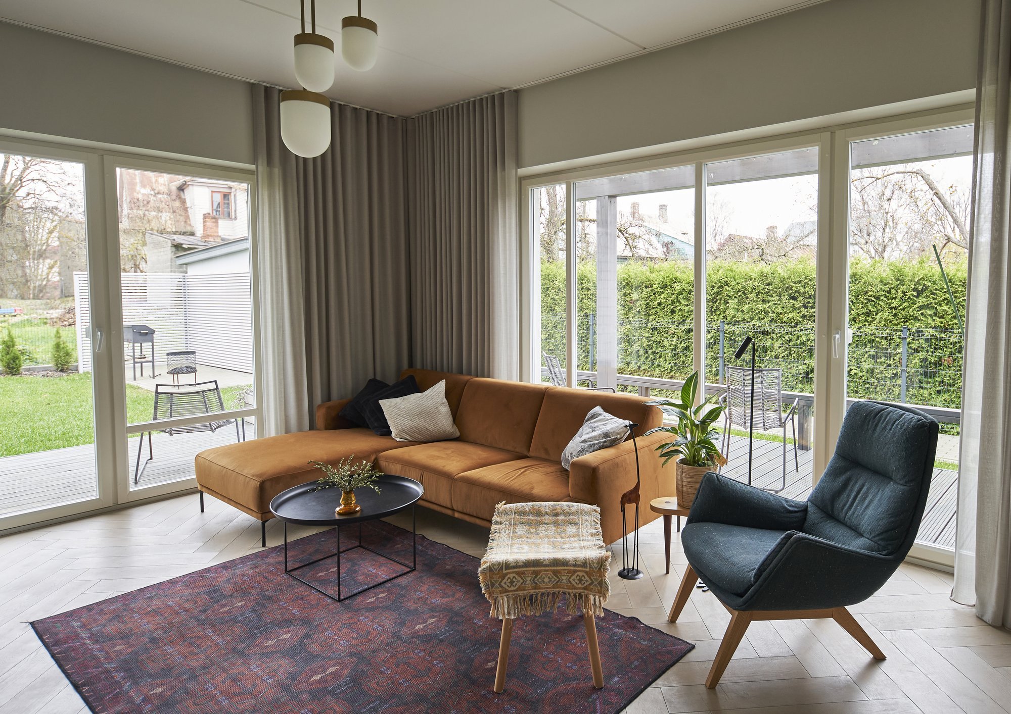 FOTOD | Põhjamaine elamine Pärnu jõe ääres võlub kaunilt sügisese värvipaletiga