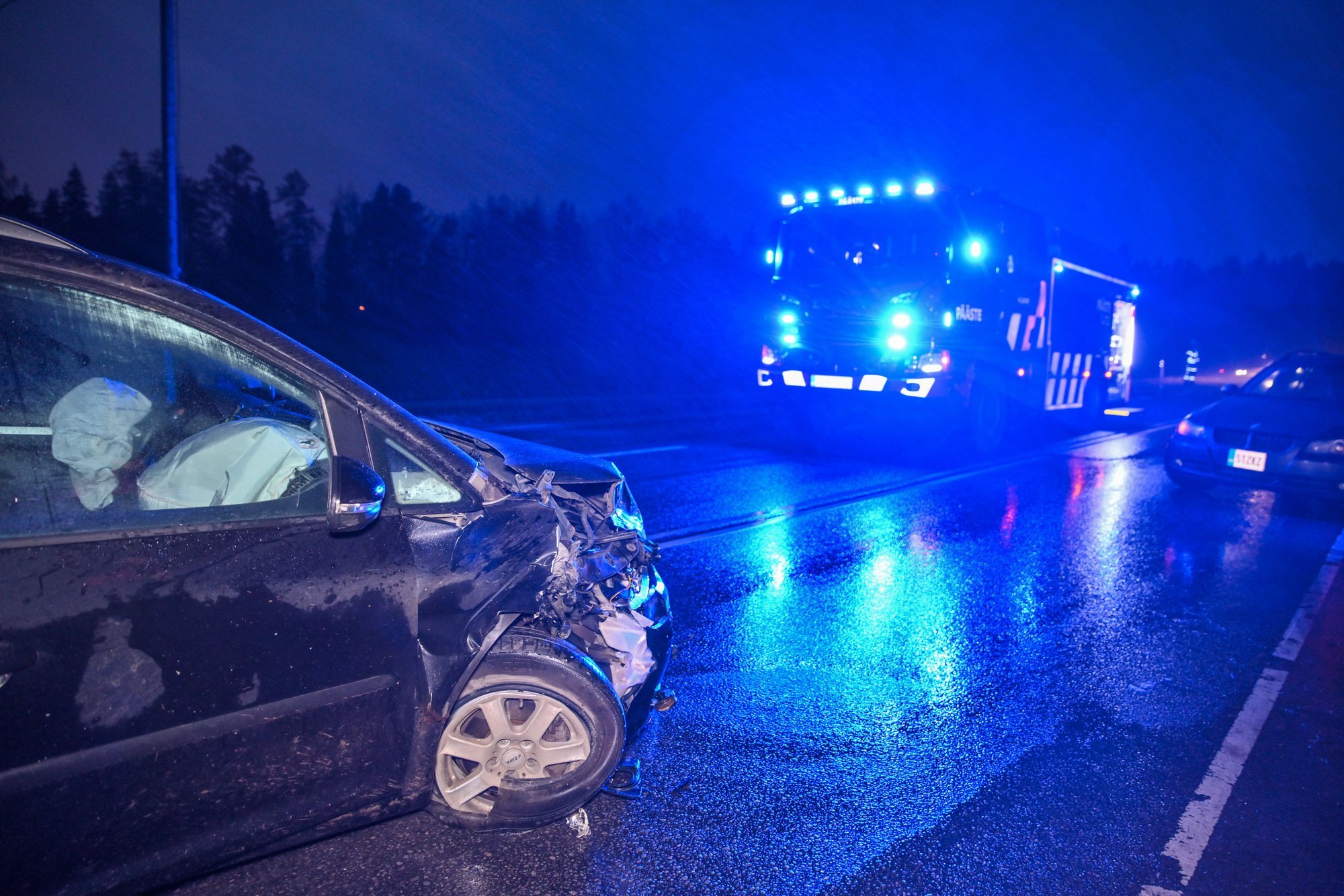 VIDEO ja FOTOD  | Viljandi lähistel põrkasid kokku kaks sõiduautot, üks inimene viidi haiglasse