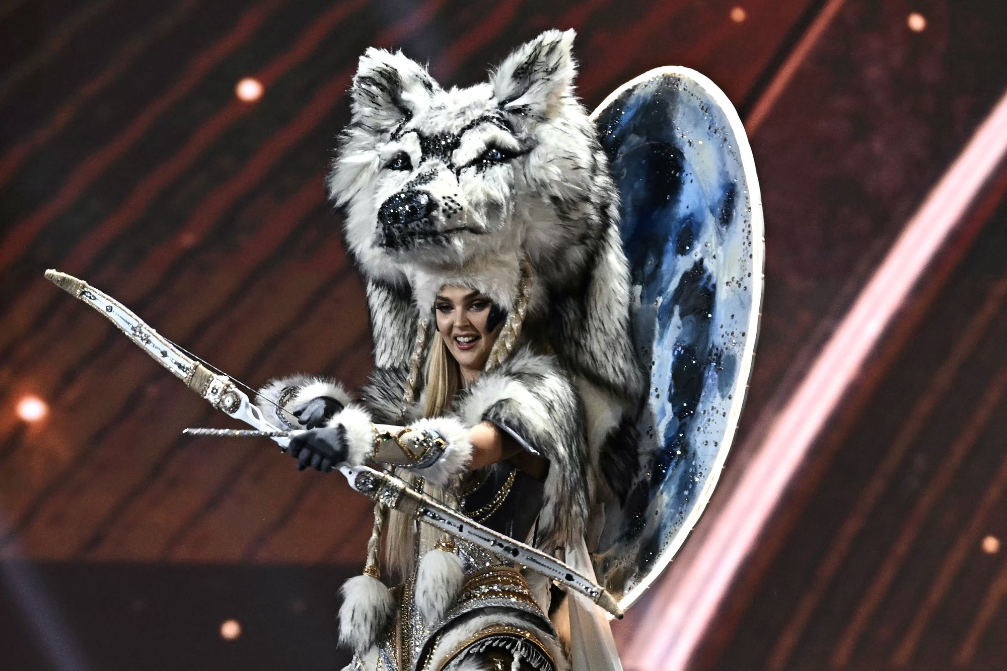 FOTOD | Vägev kostüüm! Miss Universumil osalev eestlanna riietus rahvuslikus voorus võimsaks hundiks