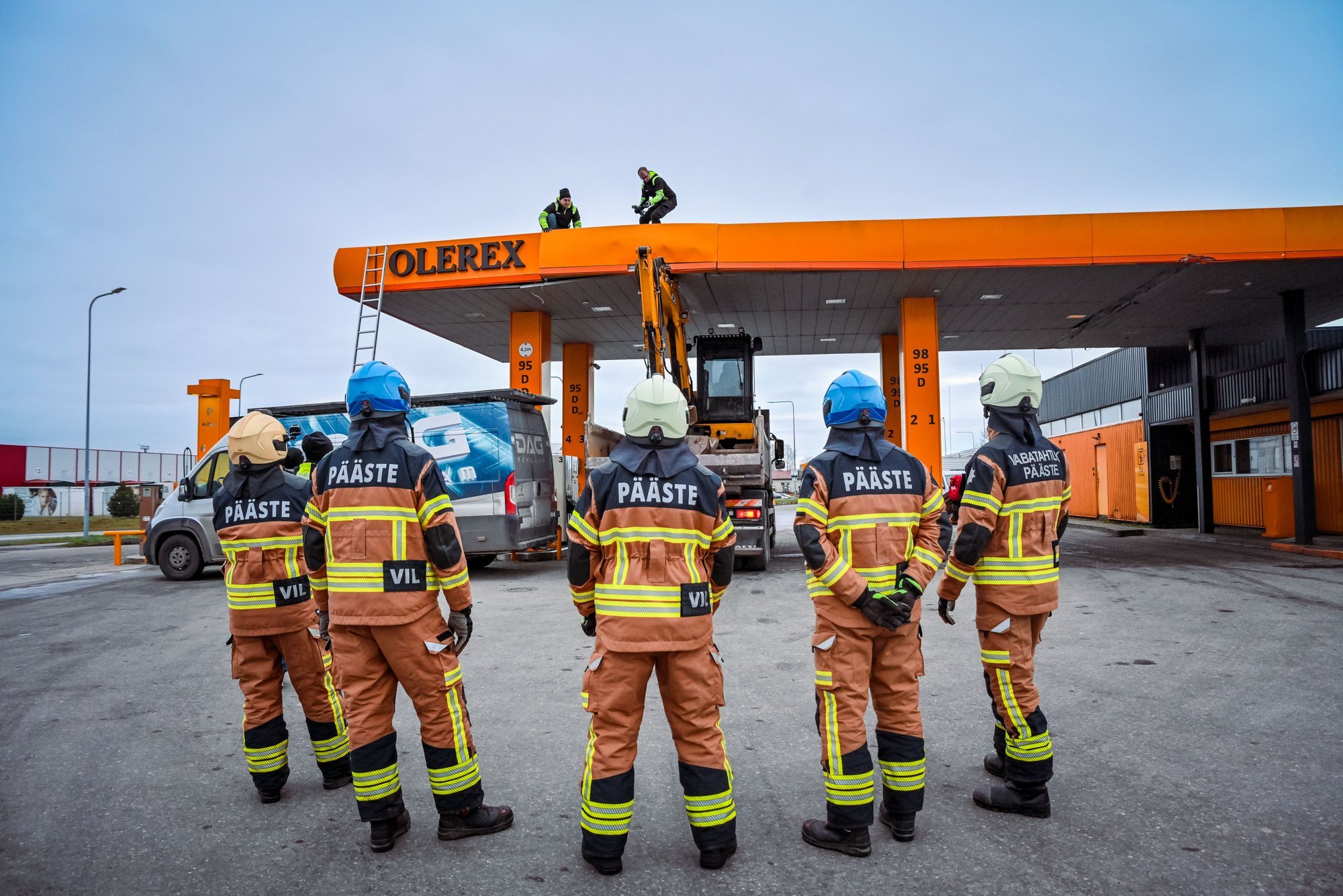 FOTOD | Õnnetus Viljandis: ekskavaator jäi tankla katuse külge kinni