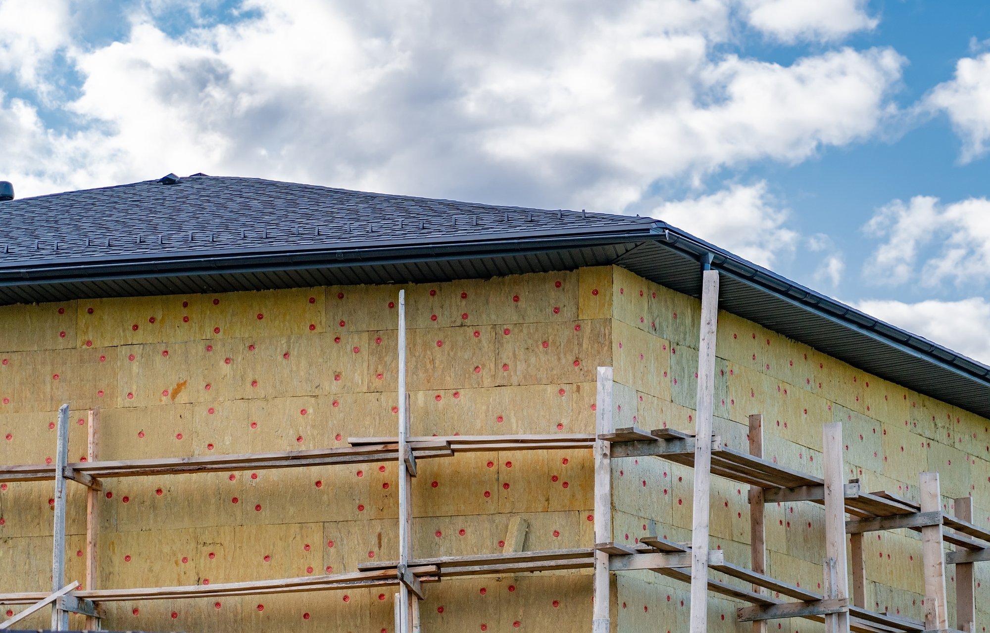 Maja õige soojustamine aitab kuludelt säästa ligi poole. Millist energiasäästu annab maja eri osade soojustamine?