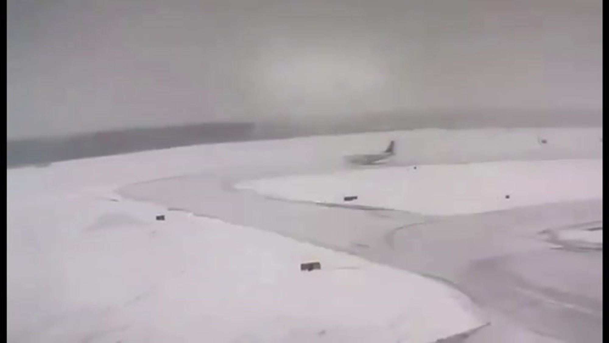 VIDEO | Vilniuse lennukaos. Liiklus oli häiritud ja reisijad said infot meediast kiiremini kui lennujaamast