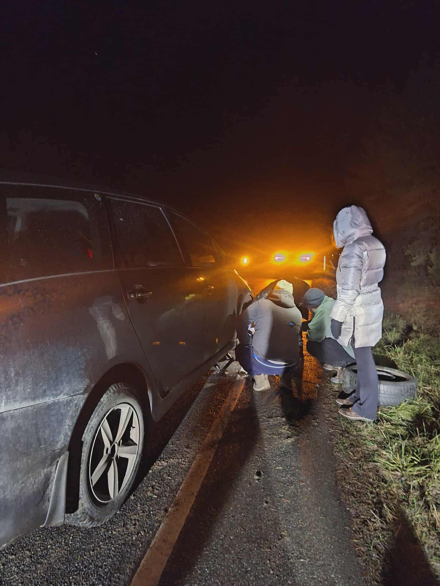 Õnnelik õnnetus: teelt välja sõitnud neljaliikmeline perekond sai südamlikelt noormeestelt abi