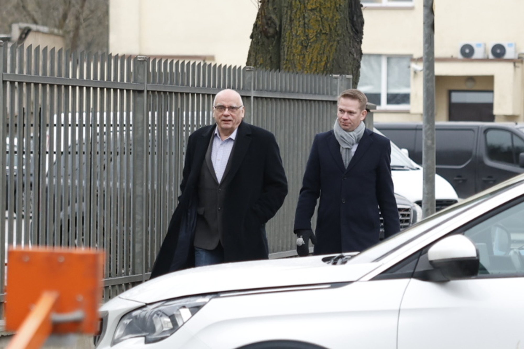 OTSEFOTOD ja VIDEO | Isamaalased saabuvad politsei ülekuulamisele, Tõnis Paltsi kahtlustatakse keelatud annetuse tegemises