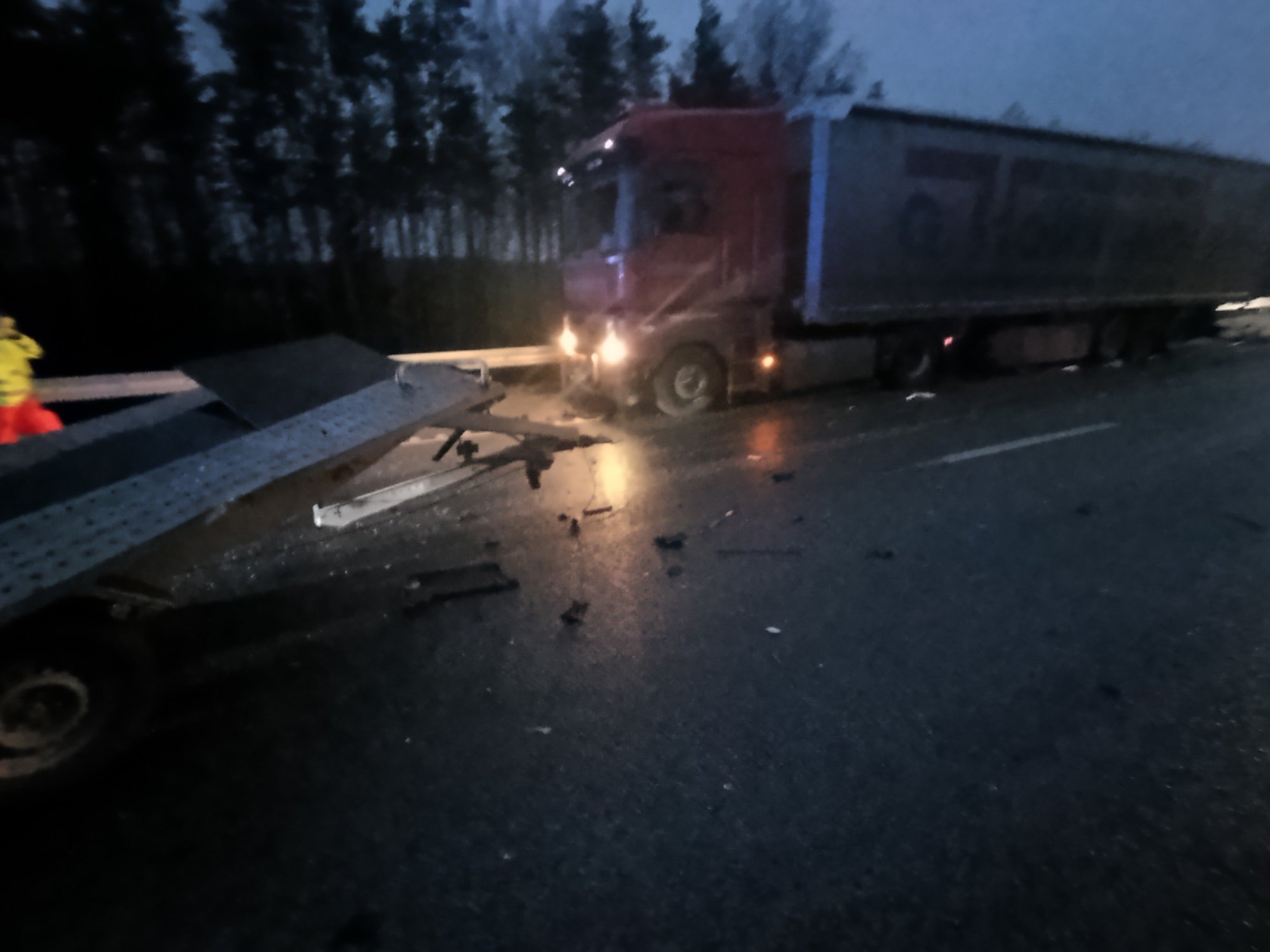 Tallinna ringteel Saustinõmmel põrkasid kokku kaks veokit, liiklus Keila suunal suletud