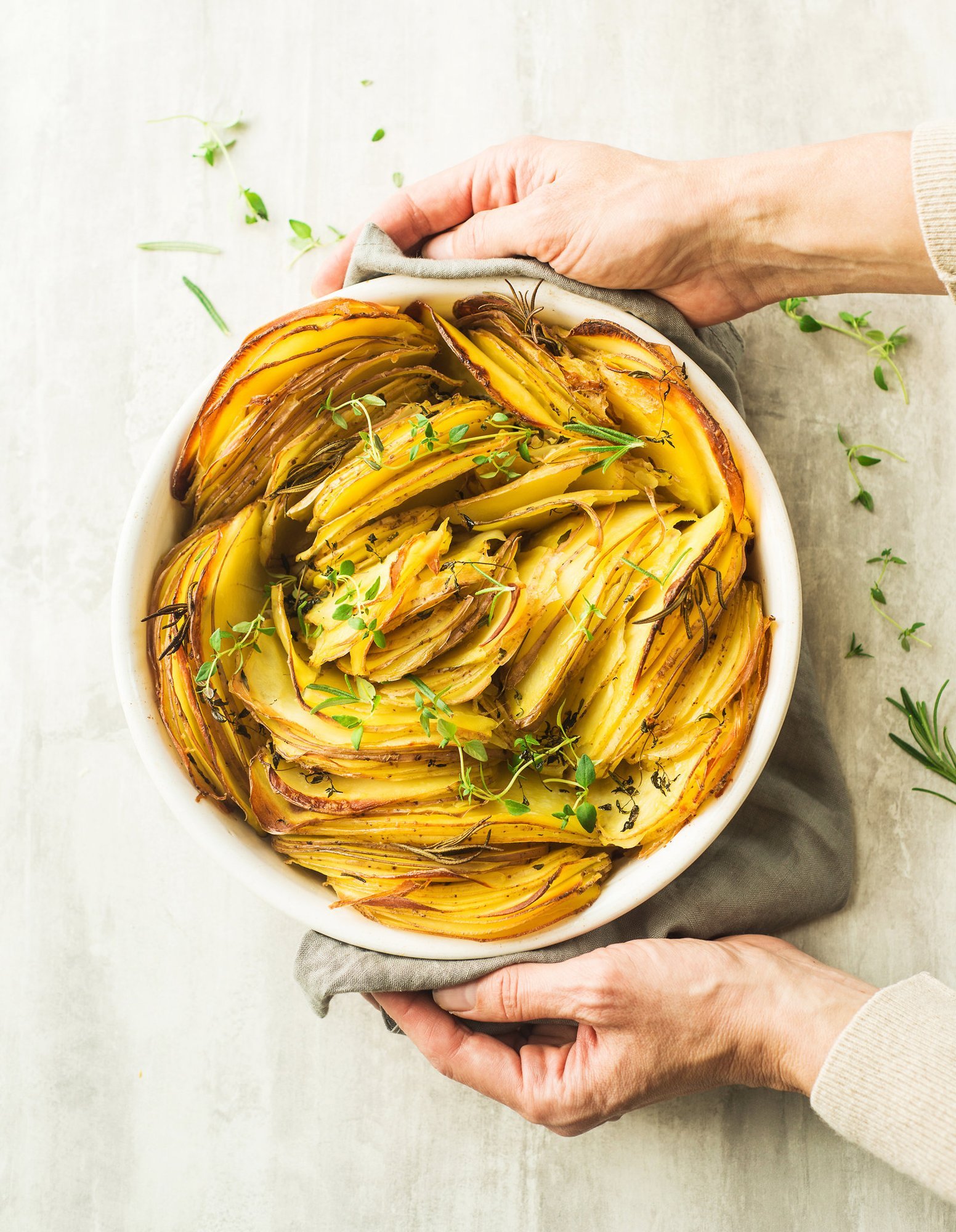Tahaks kartulit, aga tavaline ahjukartul tundub igav? Imeline kartulilaastuvorm näeb efektne välja ja maitseb võrratult!