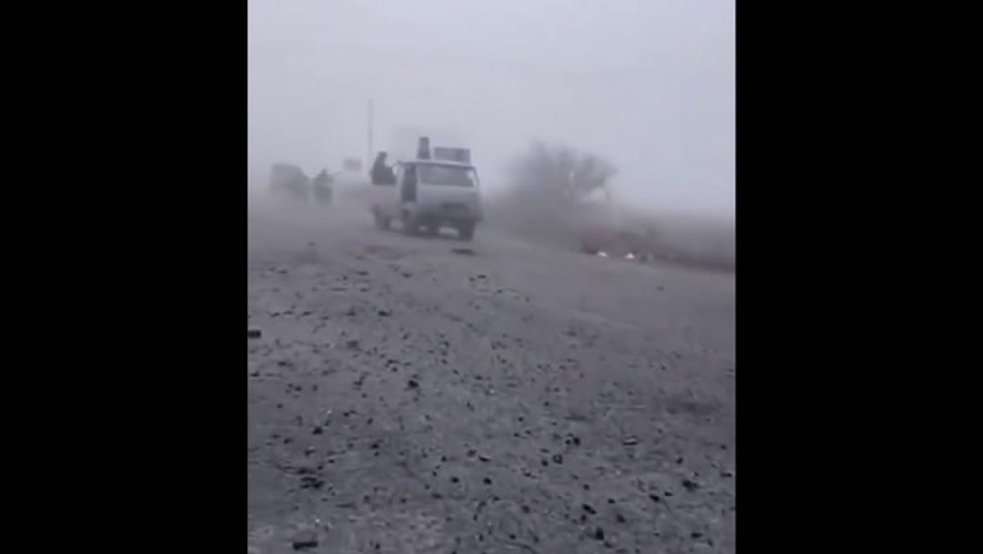 VIDEO | Venelased liiguvad Pokrovskisse läbi udu mootorrataste ja autodega