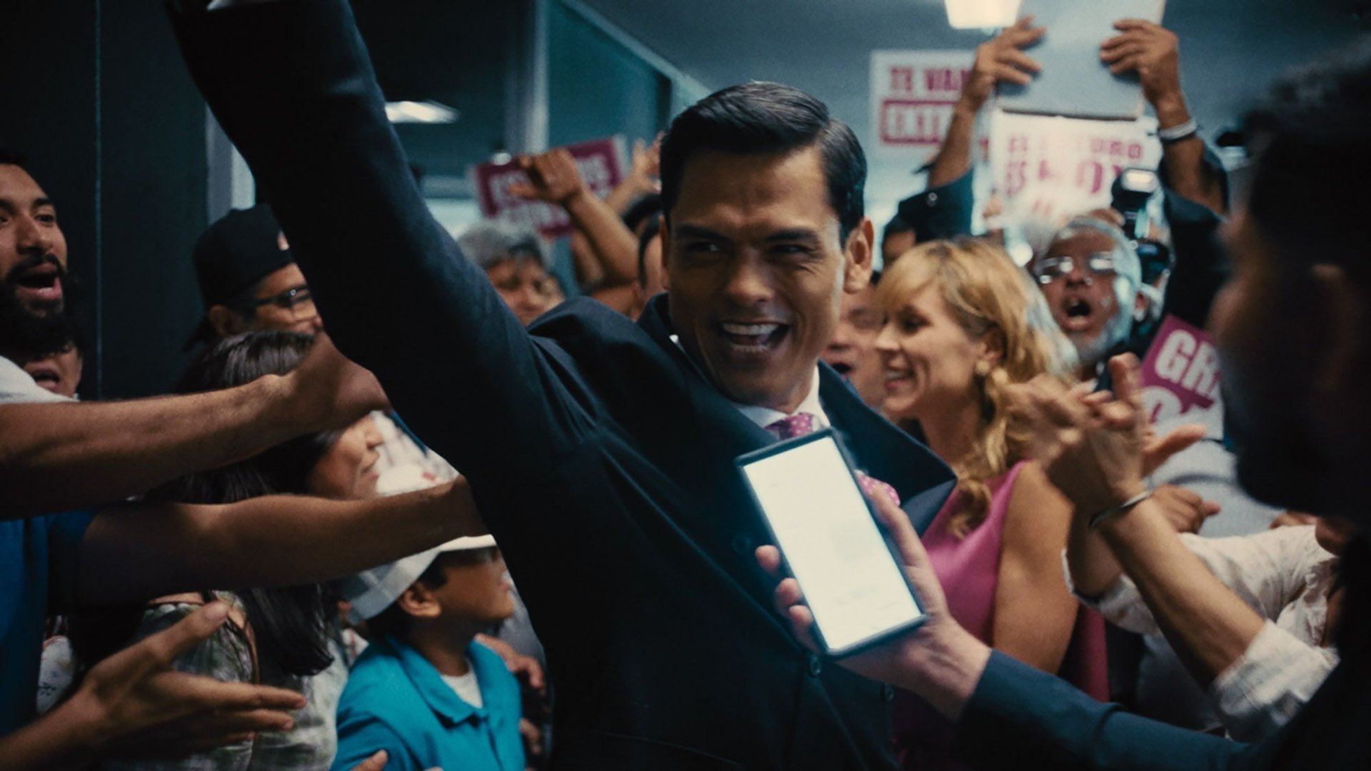 Poliitsatiiri „Versalles“ režissöör: me kõik peame tegelema hullumeelsete poliitikutega. Eriti praegu, kui autokraadid käituvad nagu monarhid