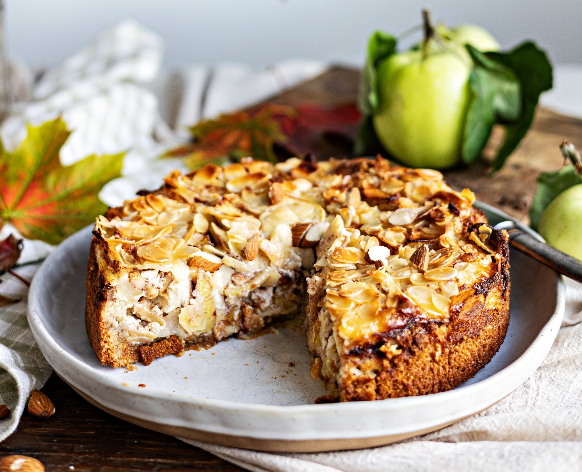 Välimus on tagasihoidlik, aga maitse suur: krõbeda põhja ja kaneelise hapukooretäidisega õuna-mandlikook maitseb tõesti mõnusalt