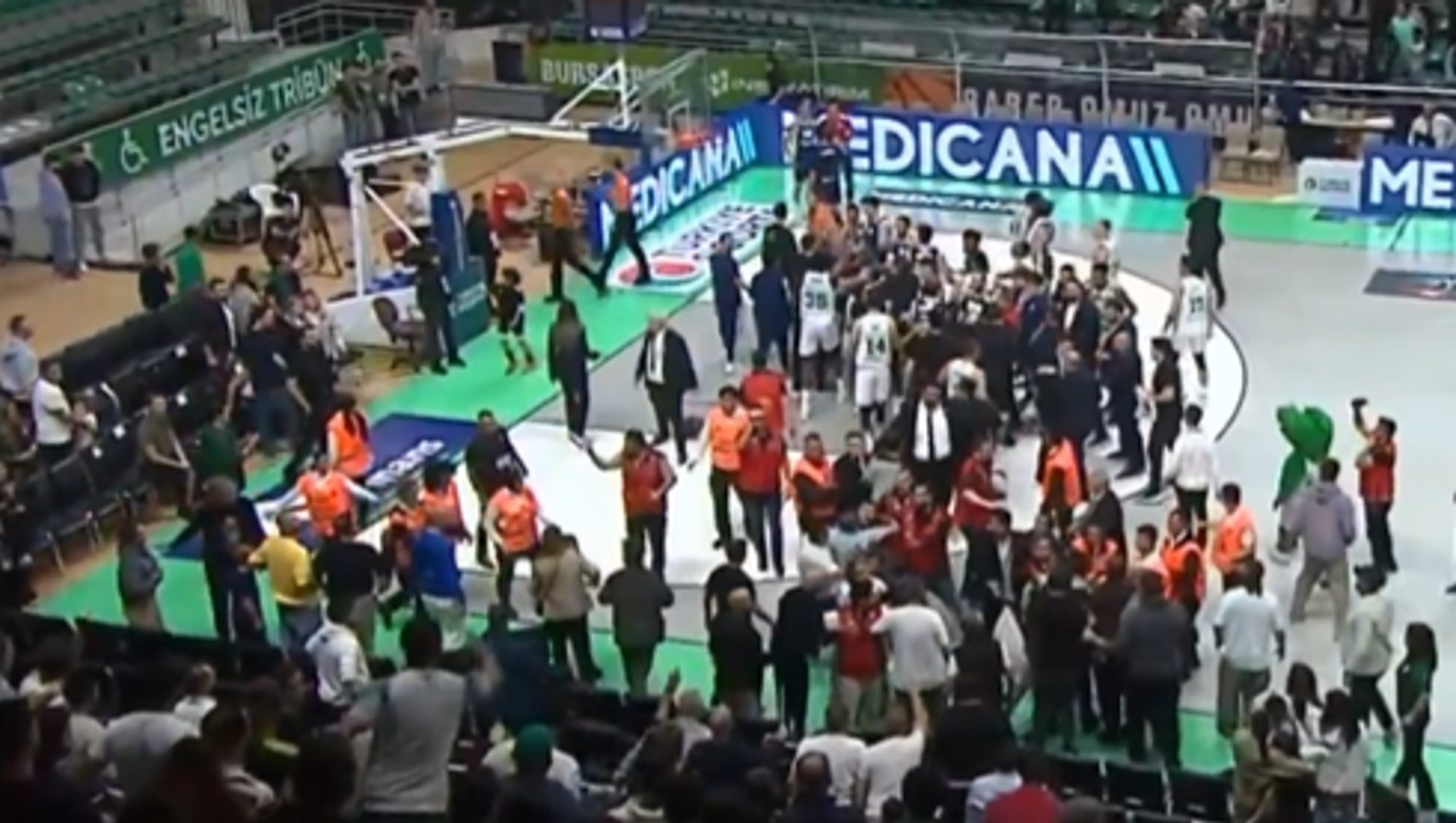 VIDEO | Kähmlus pärast lõpusireeni. Artur Konontšuki koduklubi fänn lähenes mängijale agressiivselt