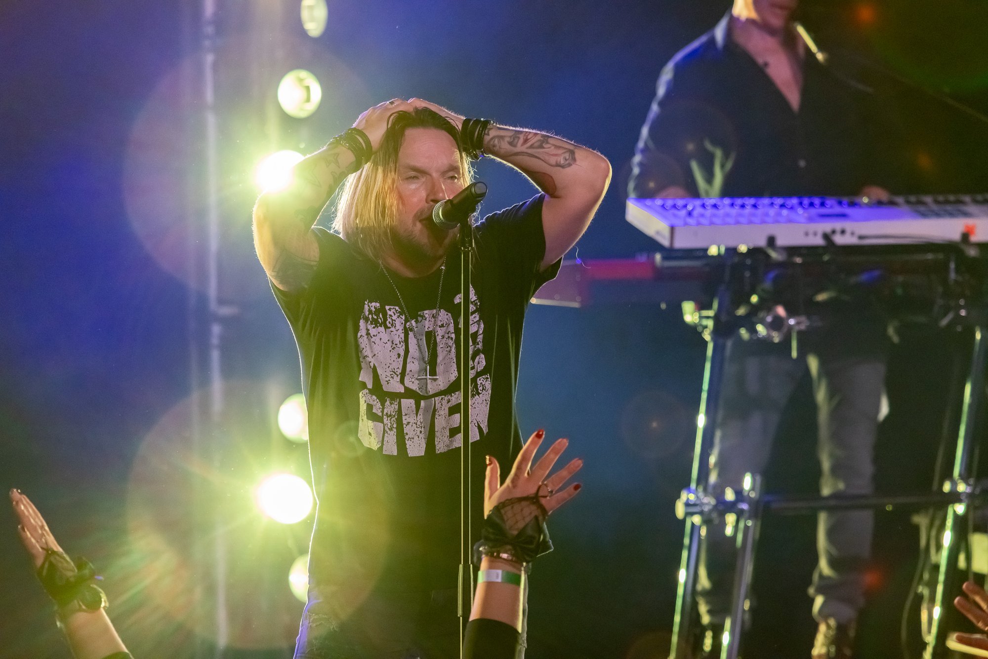 VIDEO | Terminaatori esinemine Austraalias võttis ootamatu pöörde: bändi ninamees Jaagup Kreem rüüpas keset lava oma saapa õllest tühjaks